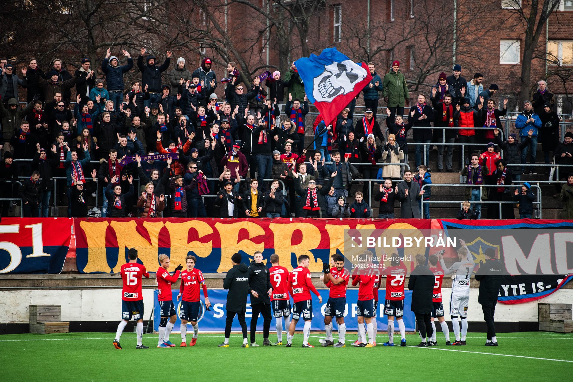 Örgrytes spelare jublar mot fans
