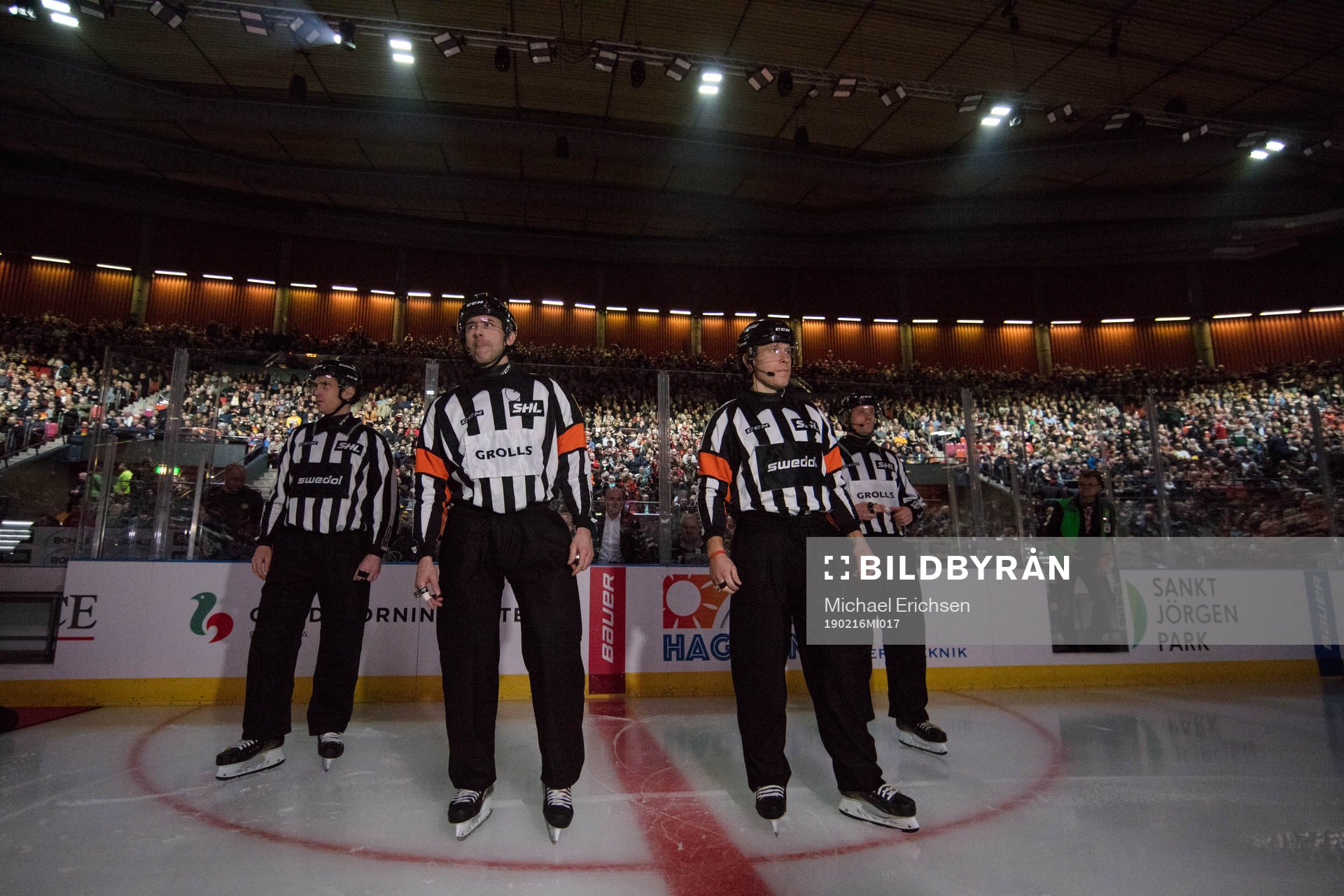 Domarna Linus Öhlund, Tobias Björk och linjemännen Jimmy