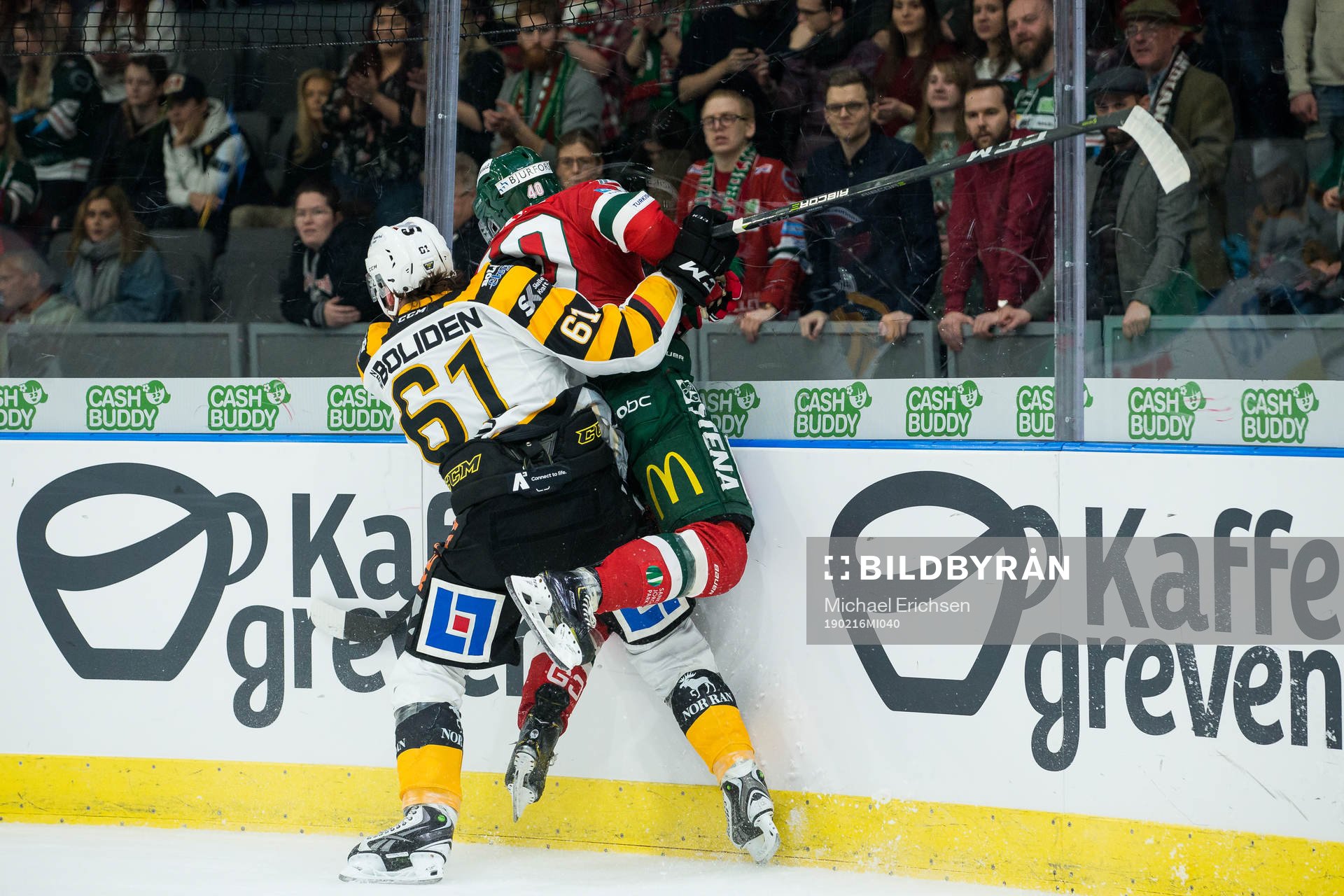 Skellefteås Fredrik Lindgren tacklar Frölundas Joel