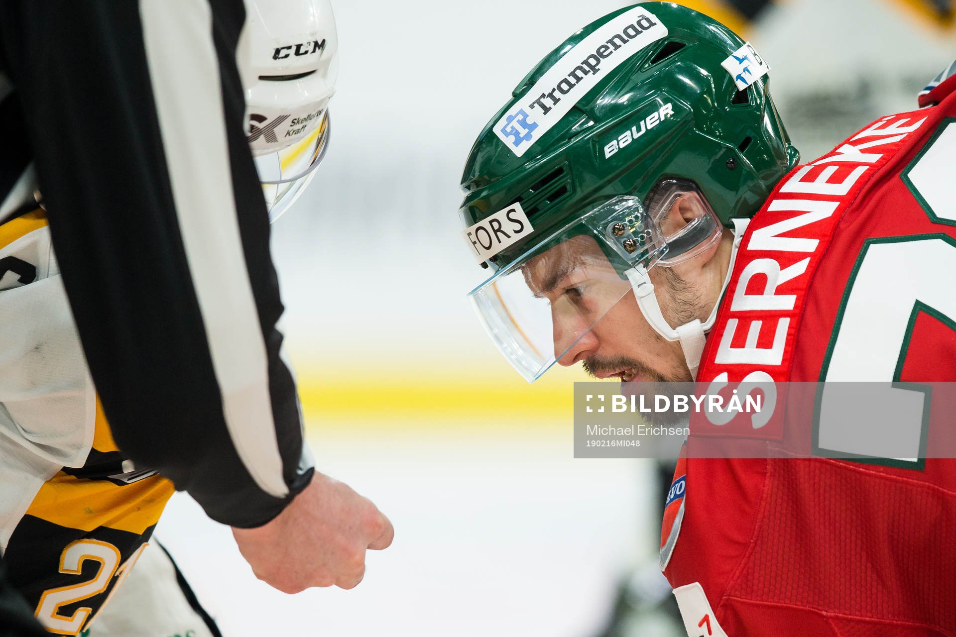Frölundas Patrik Carlsson fokuserar på pucken vid tekning