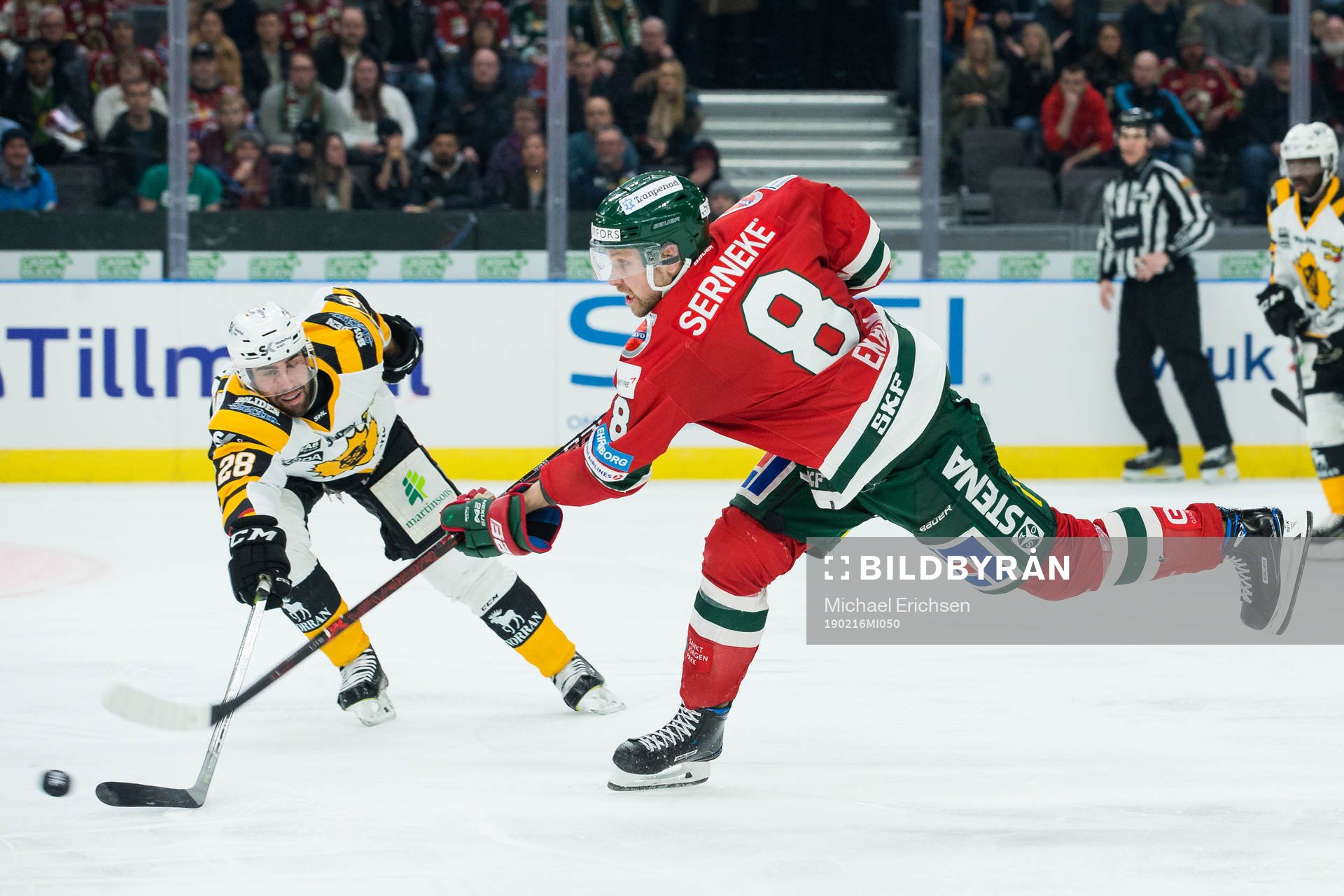 Frölundas Viktor Ekbom skjuter ett skott