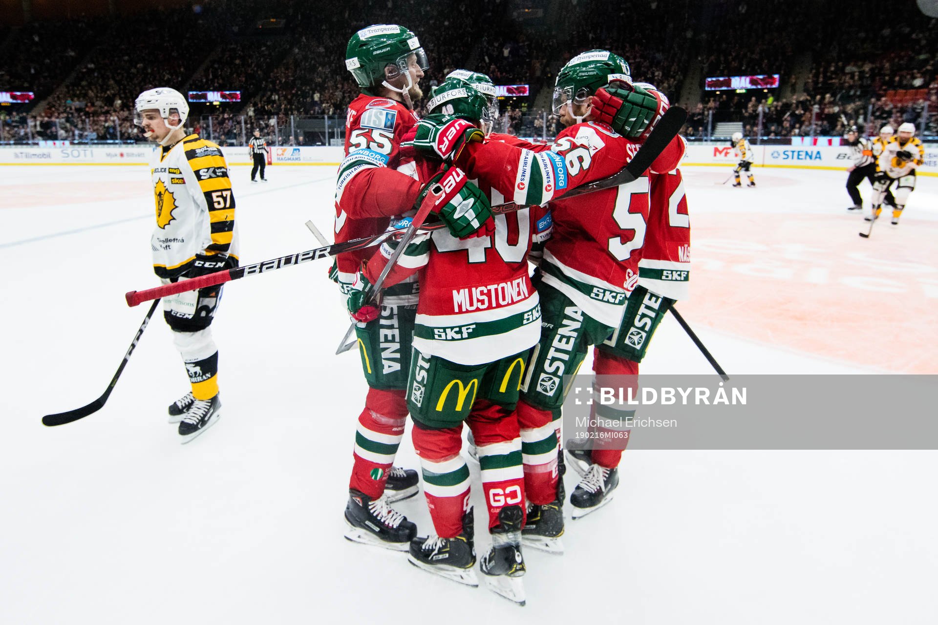 Frölundas Joel Mustonen  jublar med lagkamrater