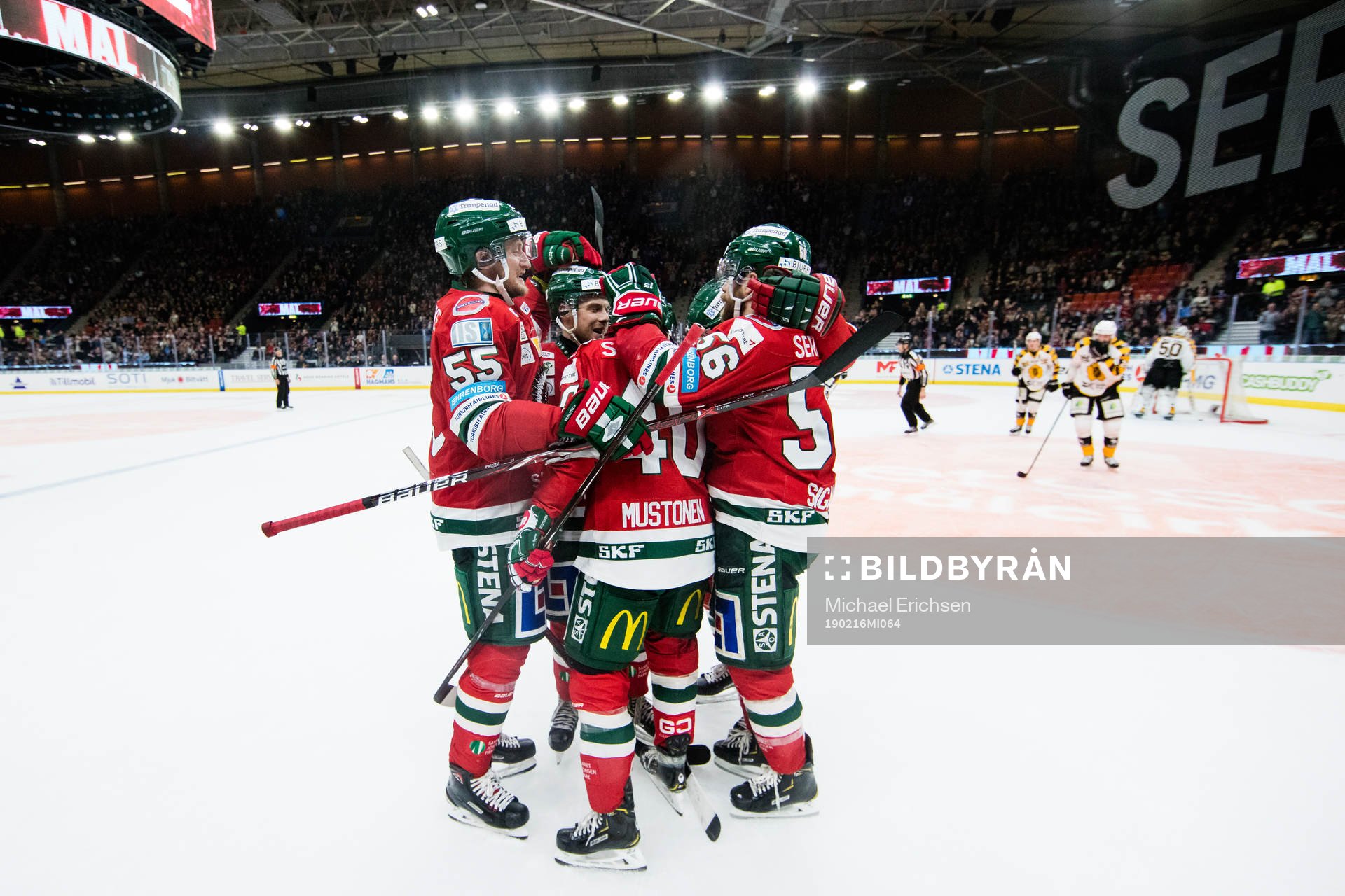 Frölundas Joel Mustonen  jublar med lagkamrater