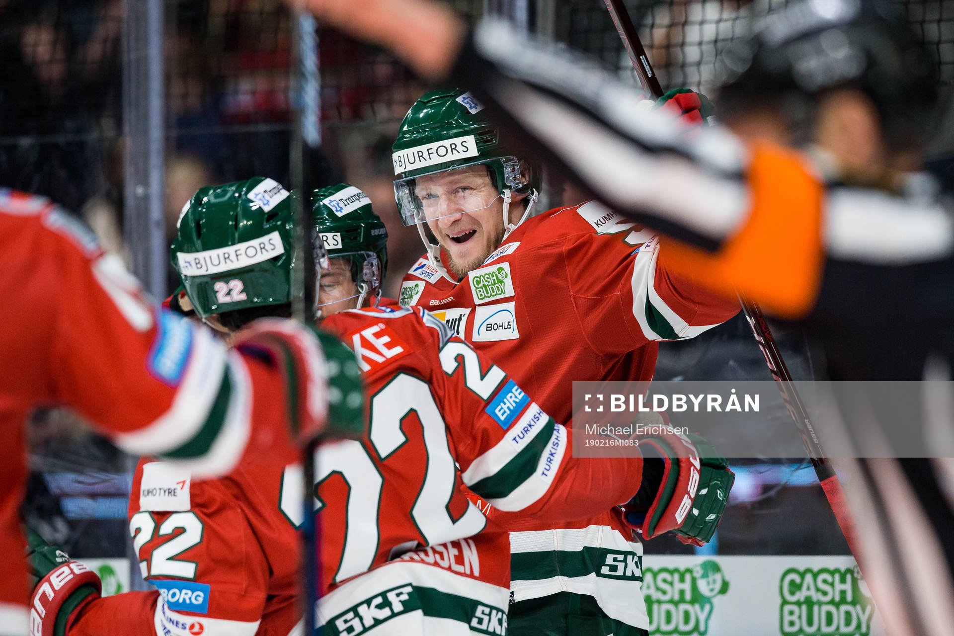 Frölundas David Printz  jublar med lagkamrater