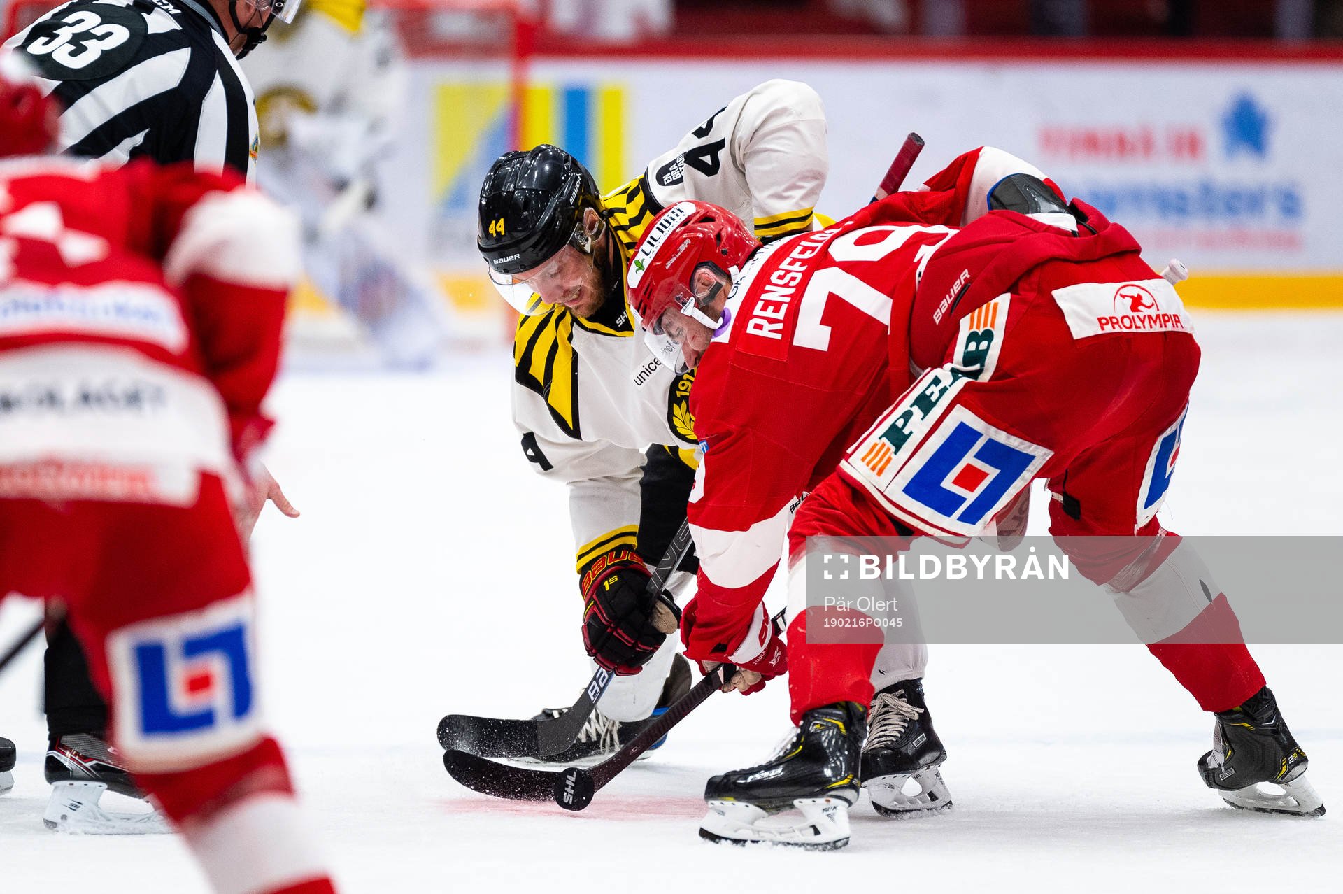 Brynäs Jacob Blomqvist tekar mot Timrås Ludvig Rensfeldt