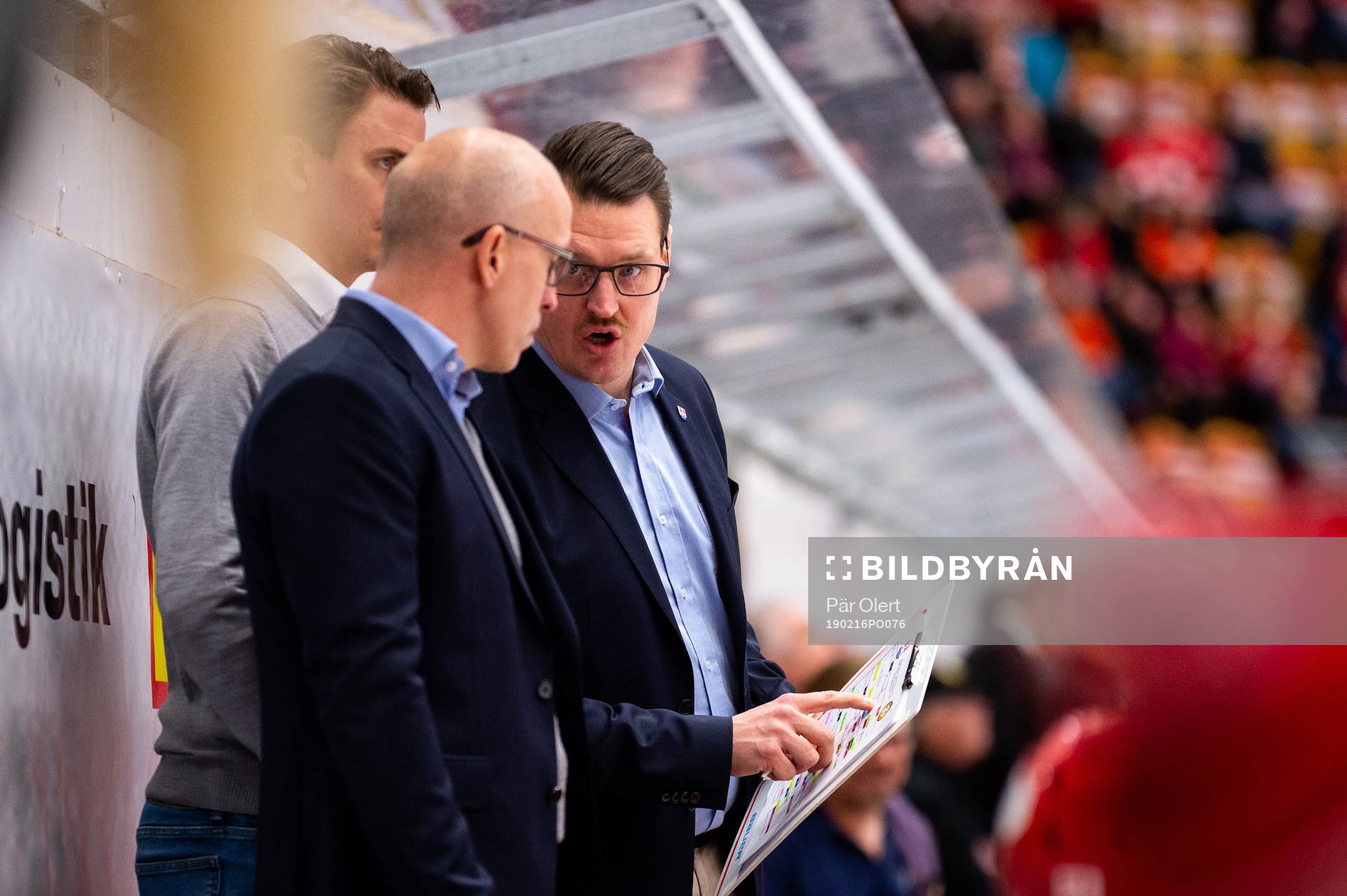Timrås assisterande tränare Johan Thelin diskuterar med