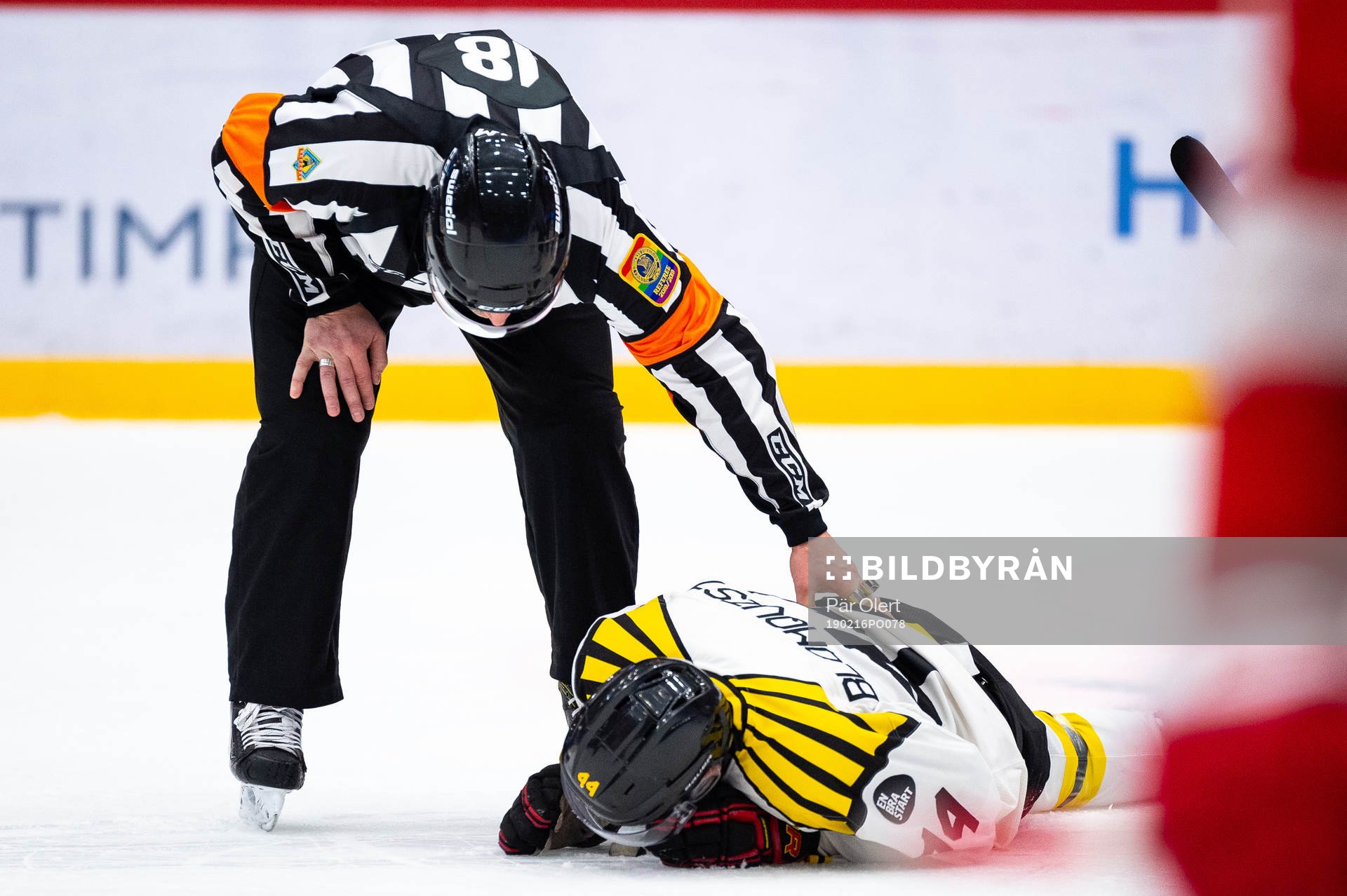 Brynäs Jacob Blomqvist ligger på isen