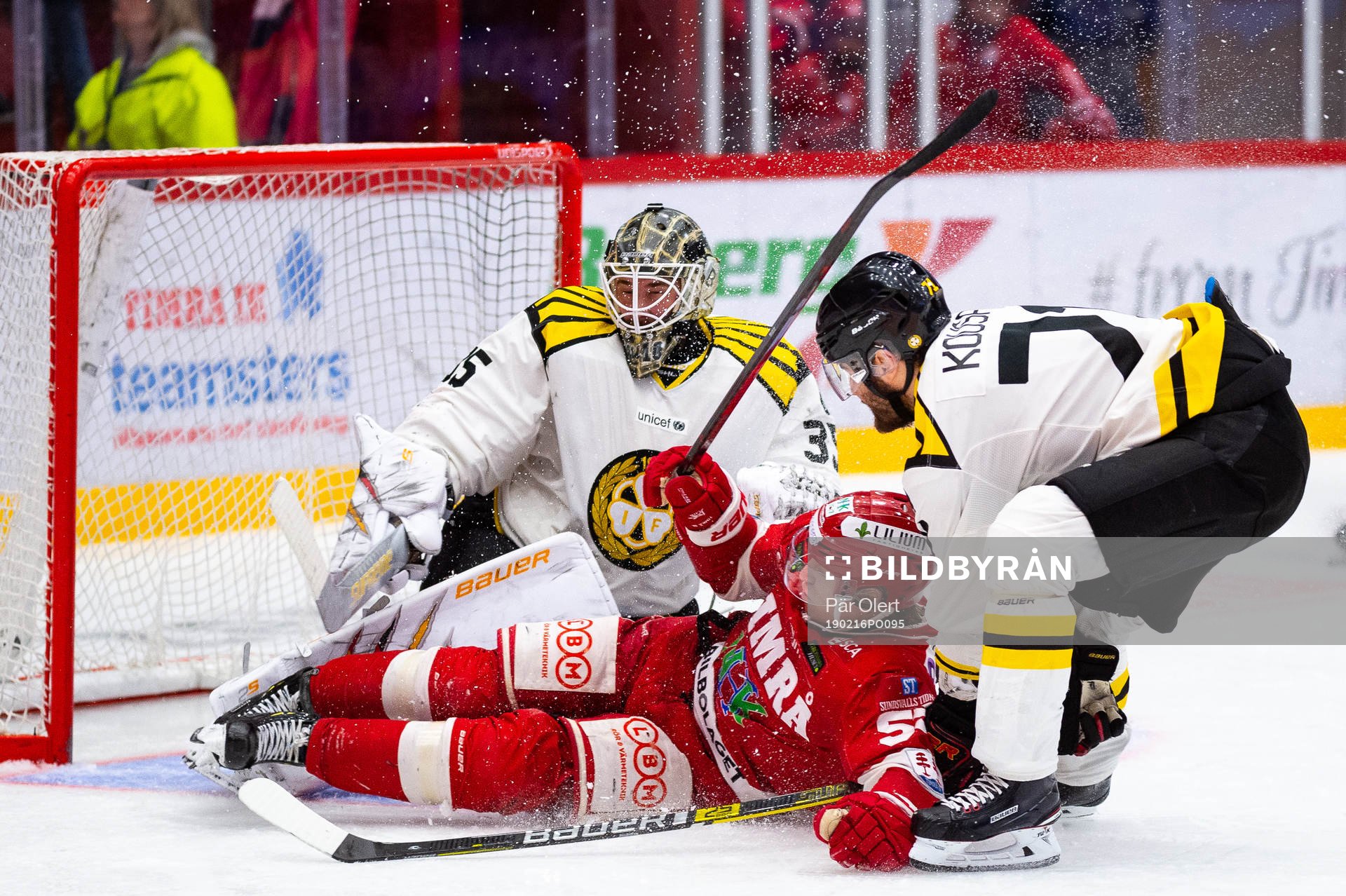 Timrås Vilmos Gallo och Brynäs Robert Kousal framför
