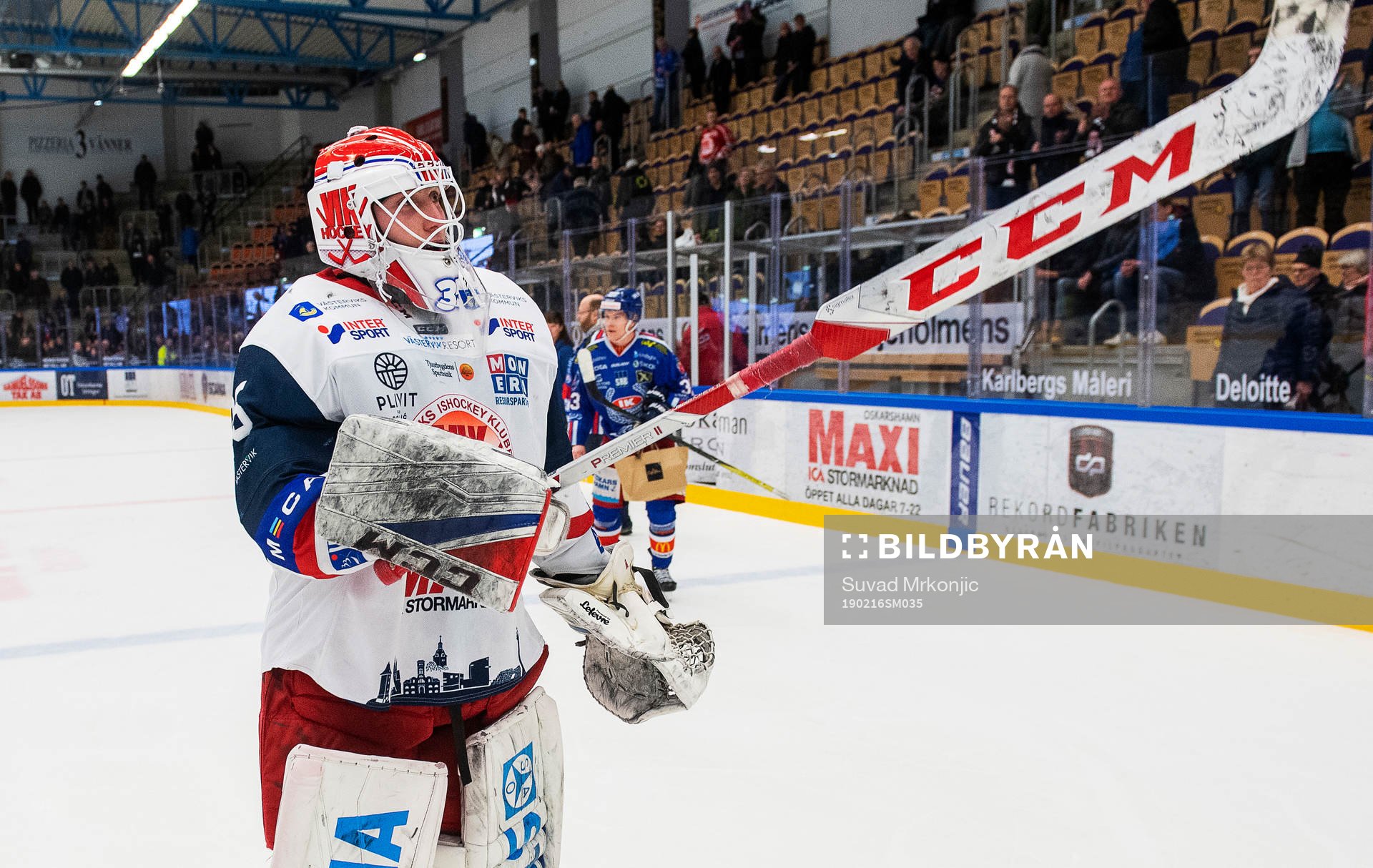 Västerviks målvakt Emil Kruse jublar