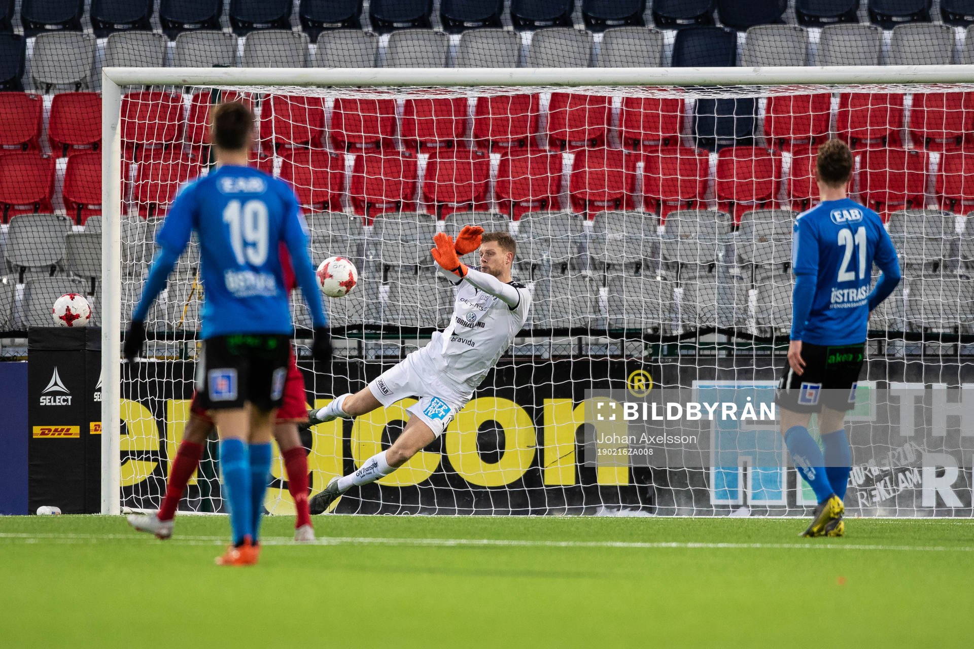 Halmstads målvakt Malkolm Nilsson gör en räddning