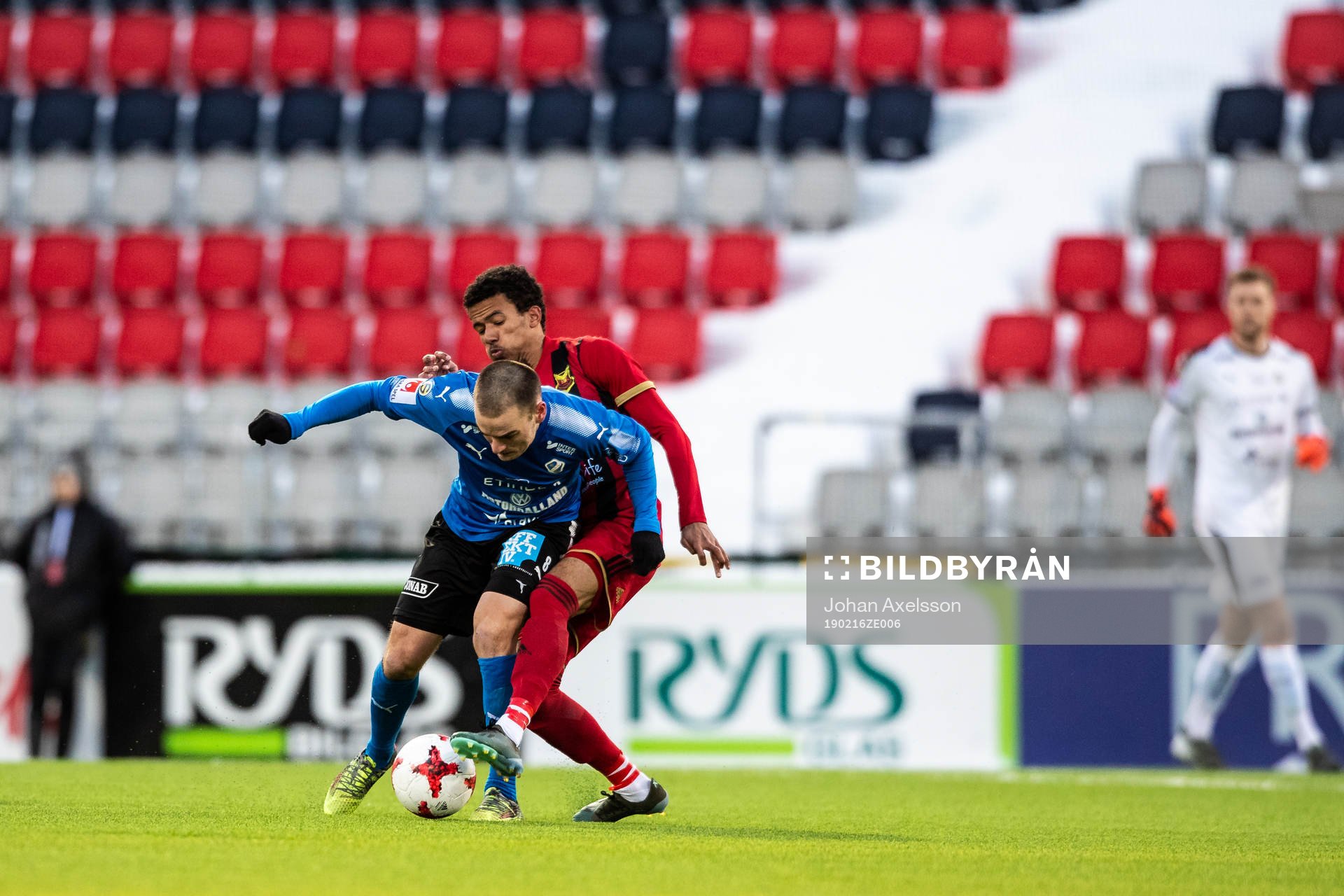 Halmstads Pontus Silfwer och Östersunds Jerell Anthony Sellars o kamp om bollen under fotbollsmatchen i Svenska Cupen mellan Östersund och Halmstad den 16 Februari i Östersund.