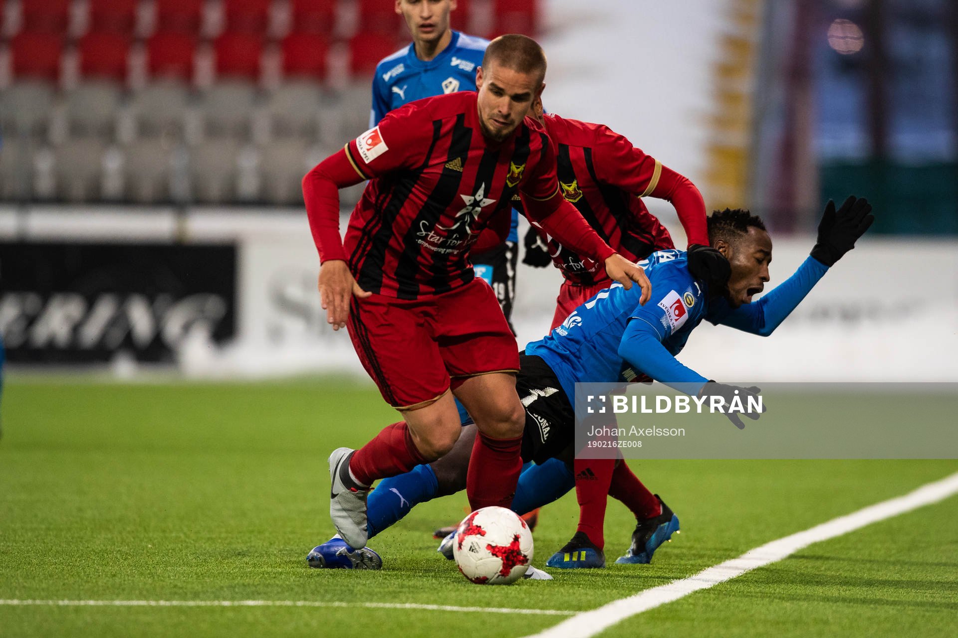 Östersunds Douglas Bergqvist och Halmstads Sadat Karim i