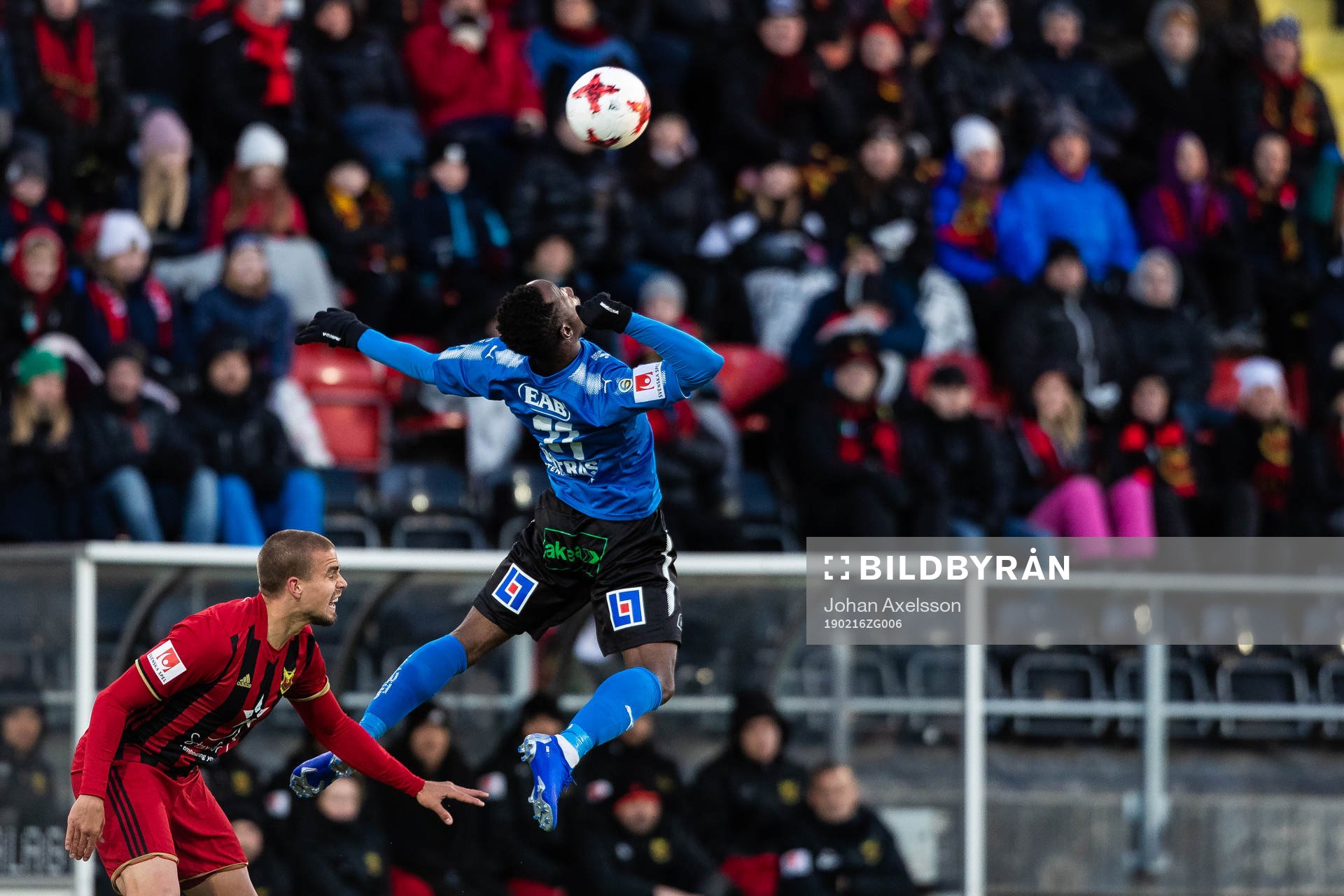 Östersunds Douglas Bergqvist och Halmstads Sadat Karim i