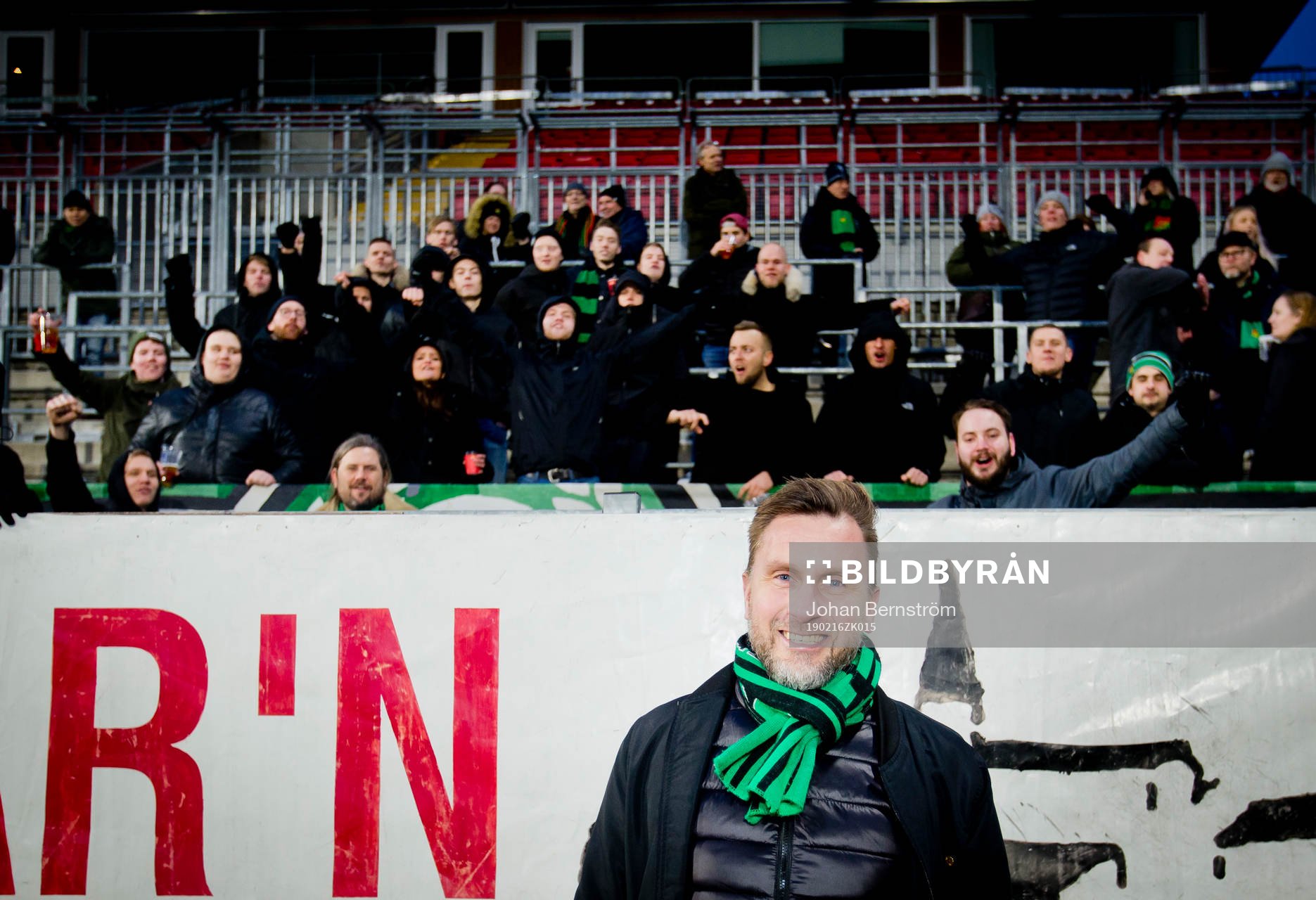 Mathias Gravem framför GAIS-klacken