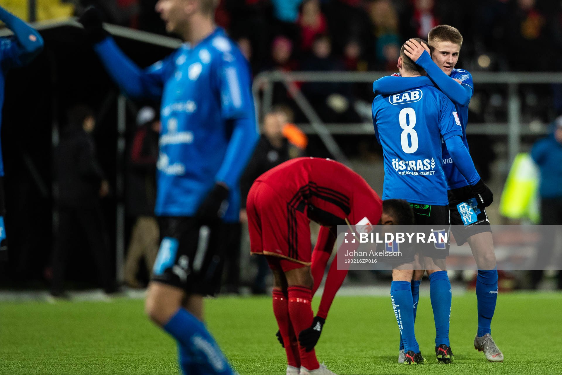Halmstads Erik Ahlstrand kramar om Pontus Silfwer efter fotbollsmatchen i Svenska Cupen mellan Östersund och Halmstad den 16 Februari i Östersund.