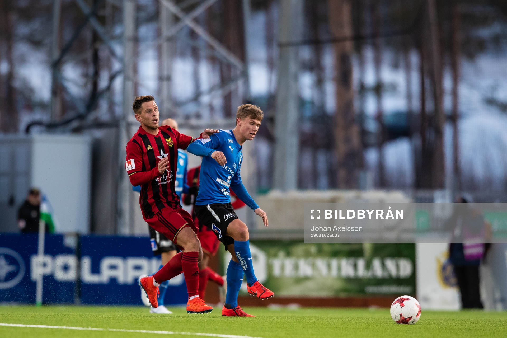 Östersunds Charlie Colkett och Halmstads Oscar Petersson i