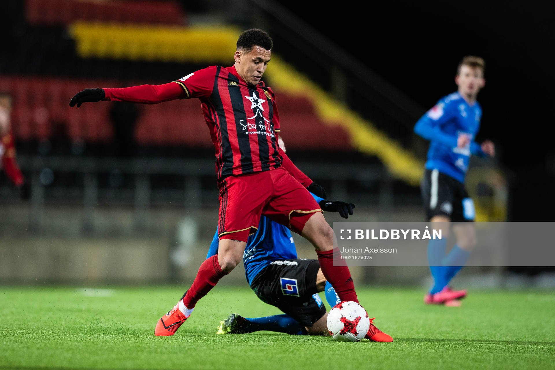 Östersunds Ravel Ryan Morrison i kamp om bollen