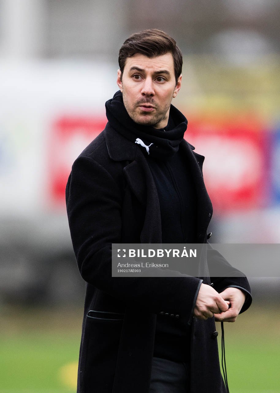 Nyköpings tränare Brian Clarhaut	innan fotbollsmatchen i