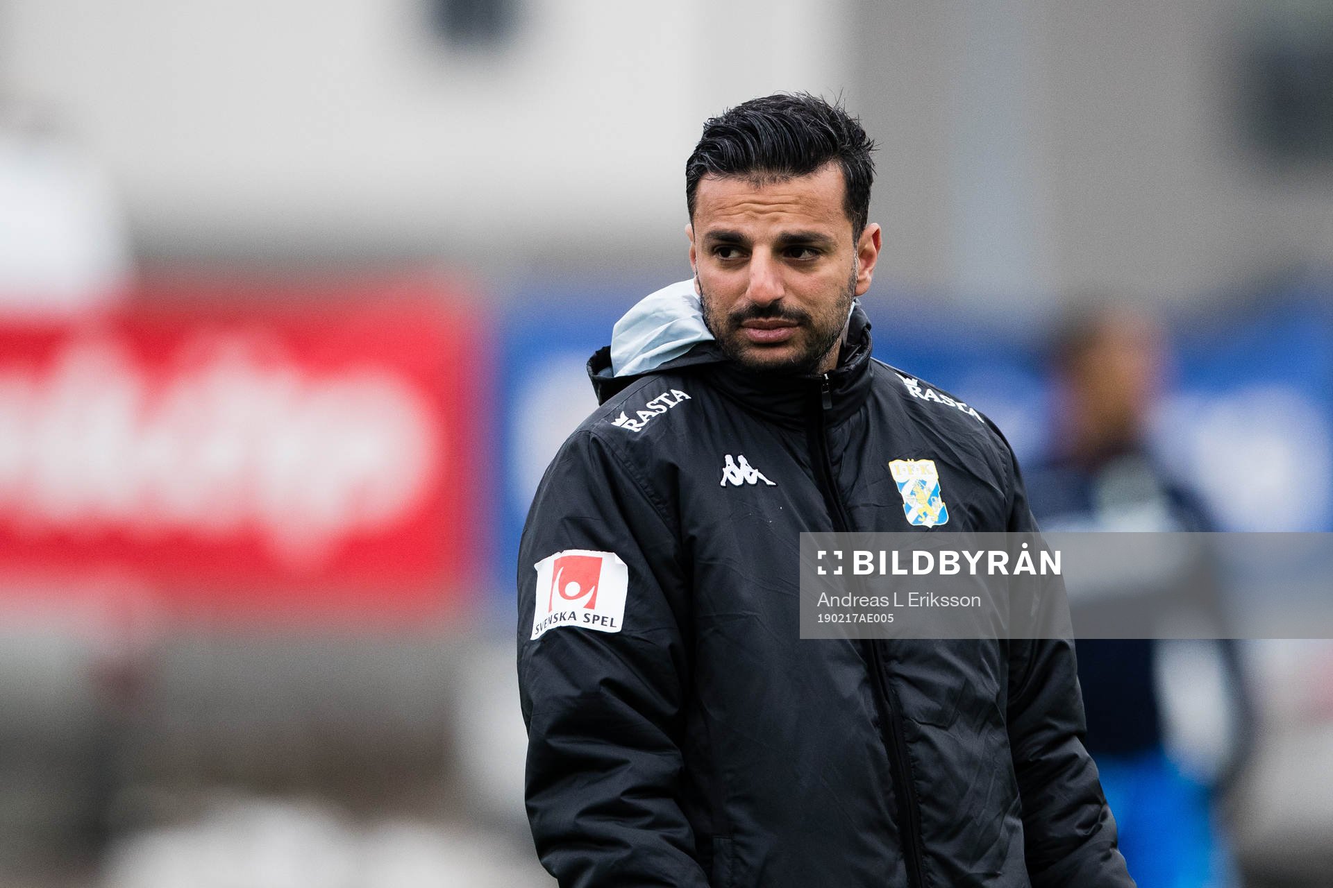 IFK Göteborgs tränare Poya Asbaghi innan fotbollsmatchen