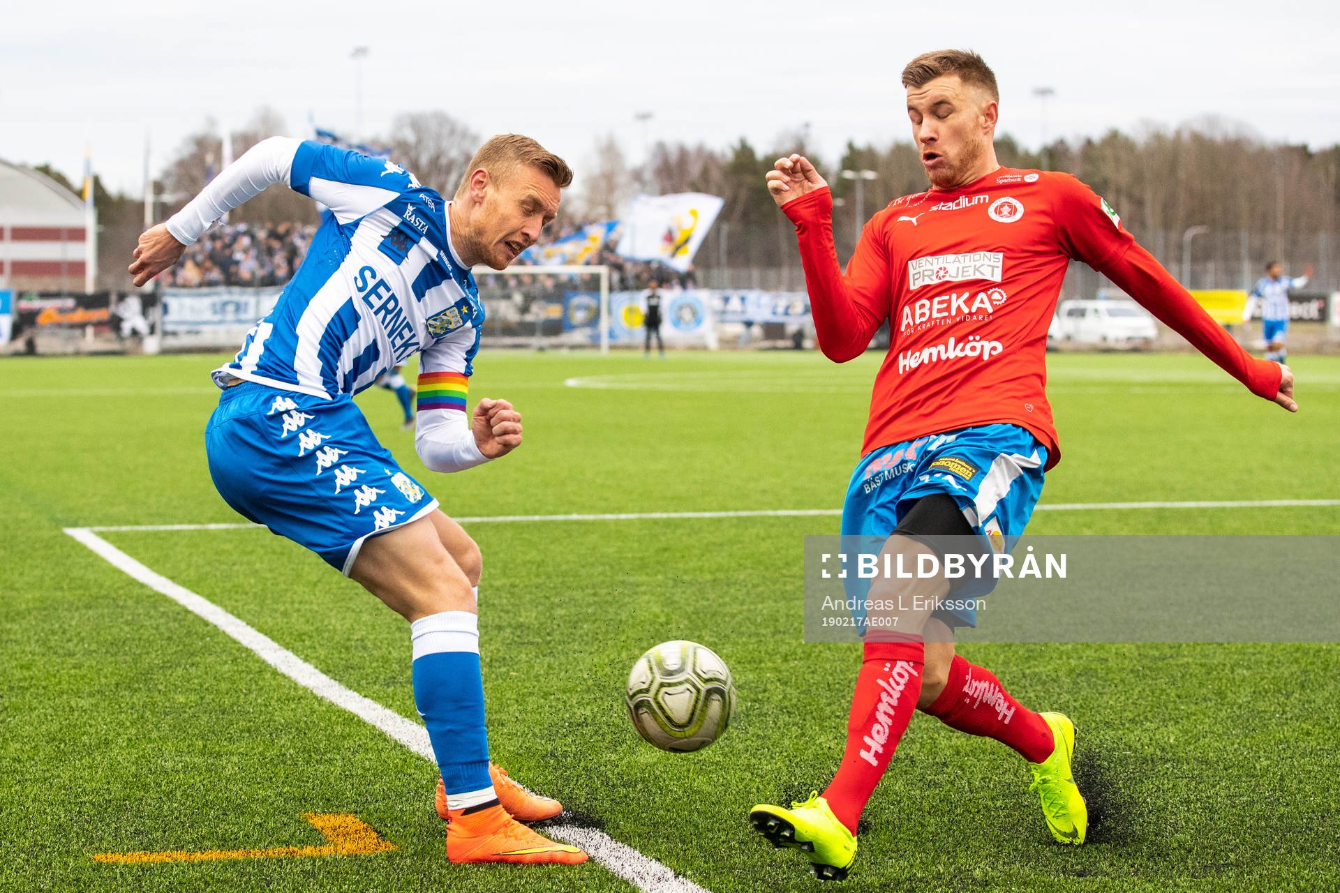 IFK Göteborgs Sebastian Ohlsson och Nyköpings Oscar Karlsson under fotbollsmatchen i Svenska cupen mellan Nyköping och IFK Göteborg den 17 februari 2019 i Nyköping.