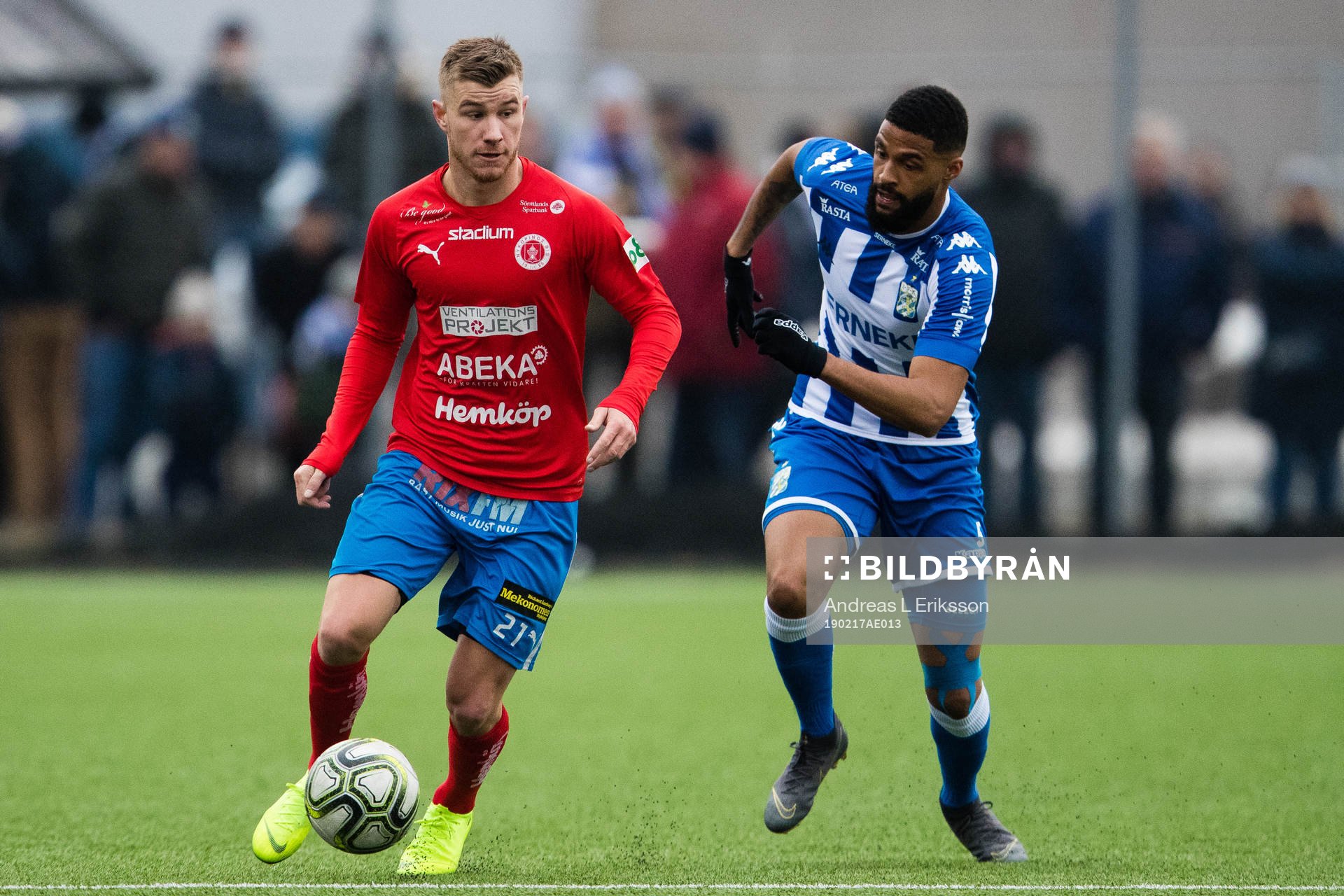 Nyköpings Oscar Karlsson och IFK Göteborgs Kristopher Da Graca under fotbollsmatchen i Svenska cupen mellan Nyköping och IFK Göteborg den 17 februari 2019 i Nyköping.