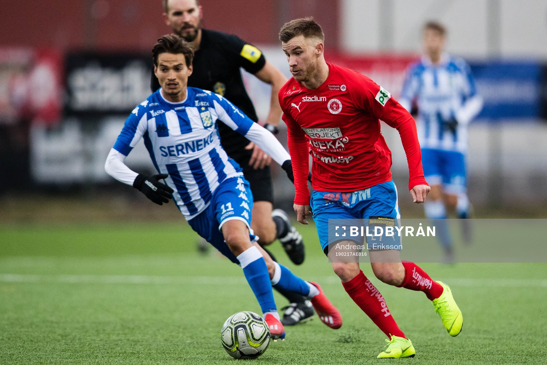 IFK Göteborgs Amin Affane och Nyköpings Oscar Karlsson under fotbollsmatchen i Svenska cupen mellan Nyköping och IFK Göteborg den 17 februari 2019 i Nyköping.