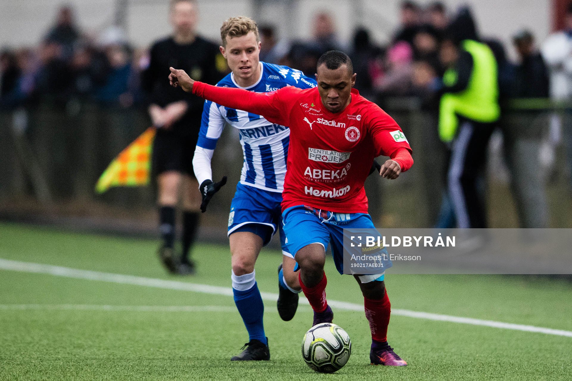 IFK Göteborgs Victor Wernersson jagar Nyköpings Enoch Adu under fotbollsmatchen i Svenska cupen mellan Nyköping och IFK Göteborg den 17 februari 2019 i Nyköping.