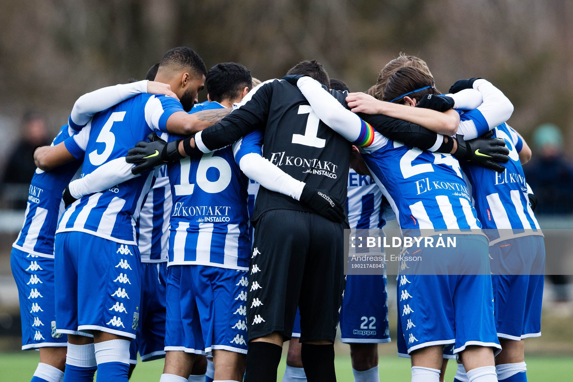 IFK Göteborgs spelare samlas innan fotbollsmatchen i