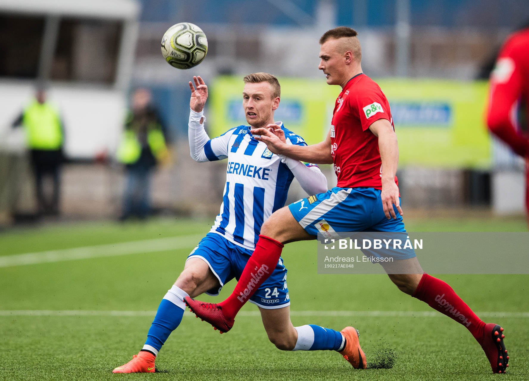 IFK Göteborgs Sebastian Ohlsson i kamp om bollen med Nyköpings Pontus Nordenberg under fotbollsmatchen i Svenska cupen mellan Nyköping och IFK Göteborg den 17 februari 2019 i Nyköping.