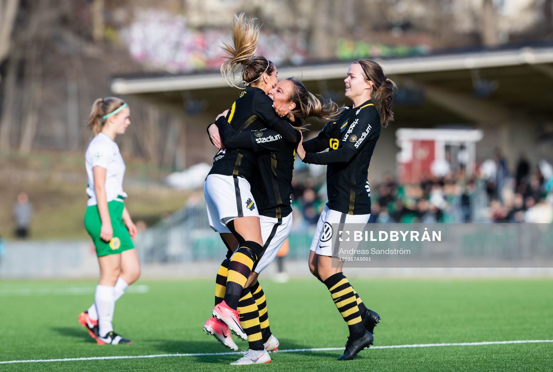 AIKs Elsa Törnblom (m) gör 0-1 och omfamnas av Malin