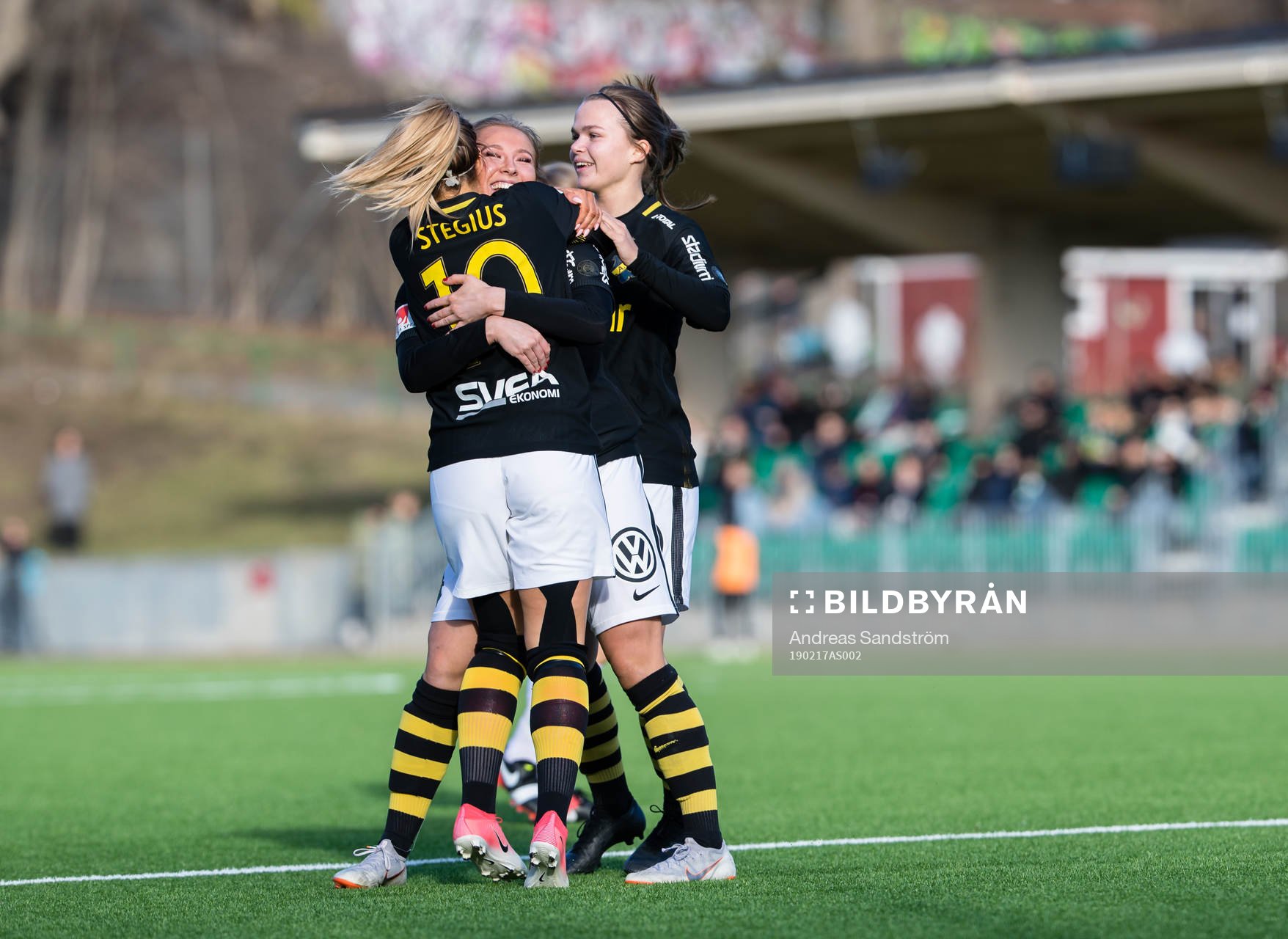 AIKs Elsa Törnblom (m) gör 0-1 och omfamnas av Malin