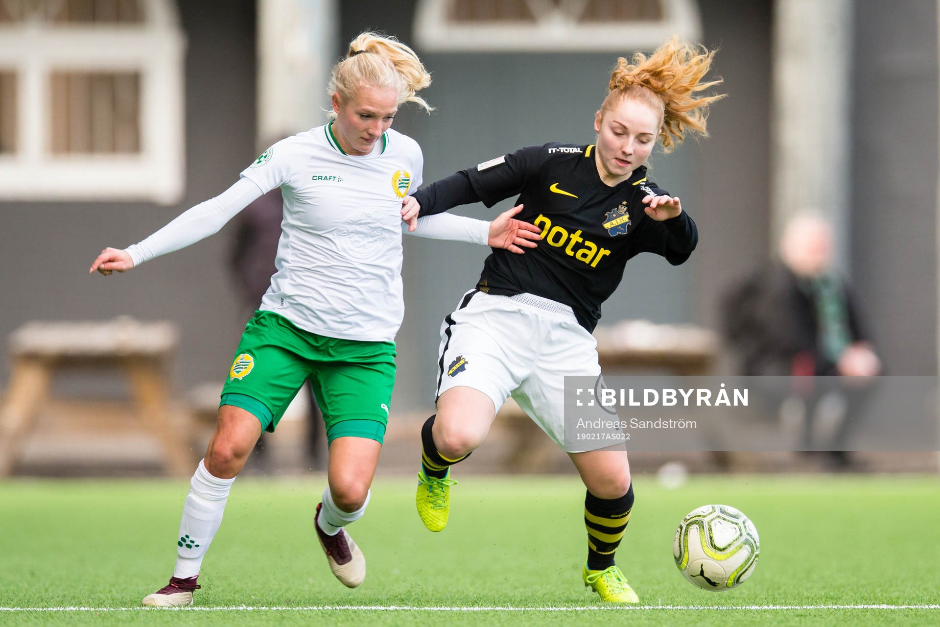 Hammarbys Astrid Larsson i kamp med AIKs Sophia Redenstrand under fotbollsmatchen i Svenska Cupen mellan Hammarby och AIK den 17 februari 2019 i Stockholm.