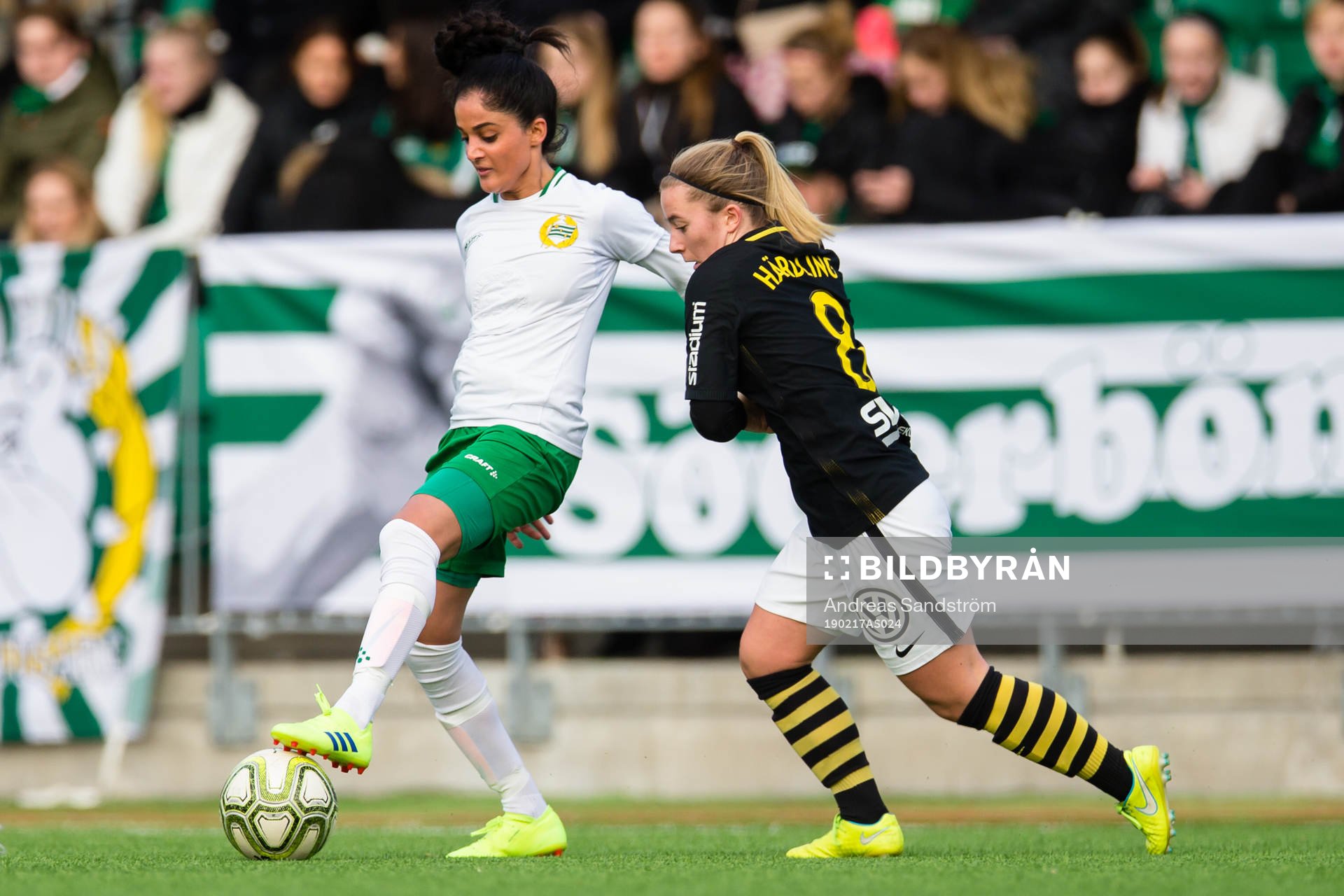 Hammarbys Lawlaw Nazeri i kamp med AIKs Clara Härdling under fotbollsmatchen i Svenska Cupen mellan Hammarby och AIK den 17 februari 2019 i Stockholm.