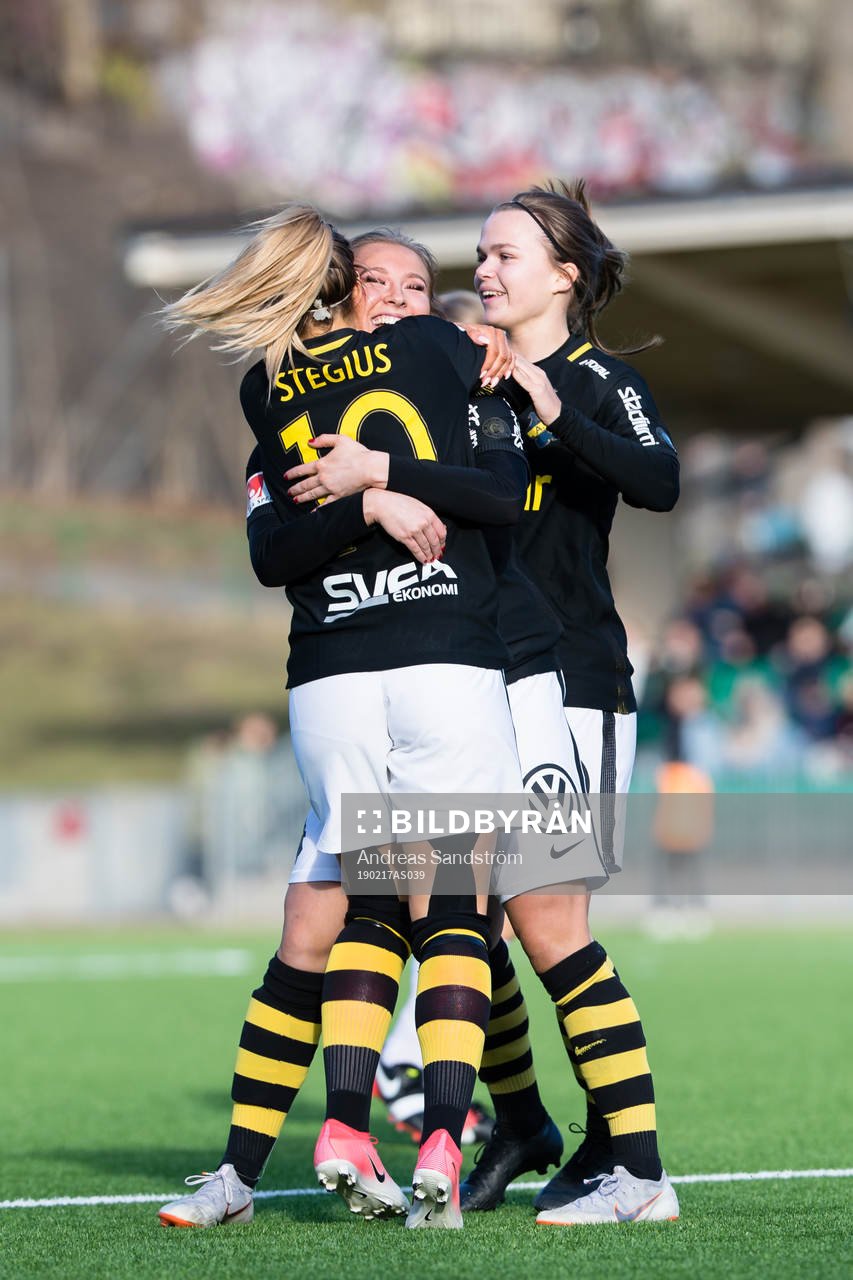 AIKs Elsa Törnblom (m) gör 0-1 och omfattas av Malin