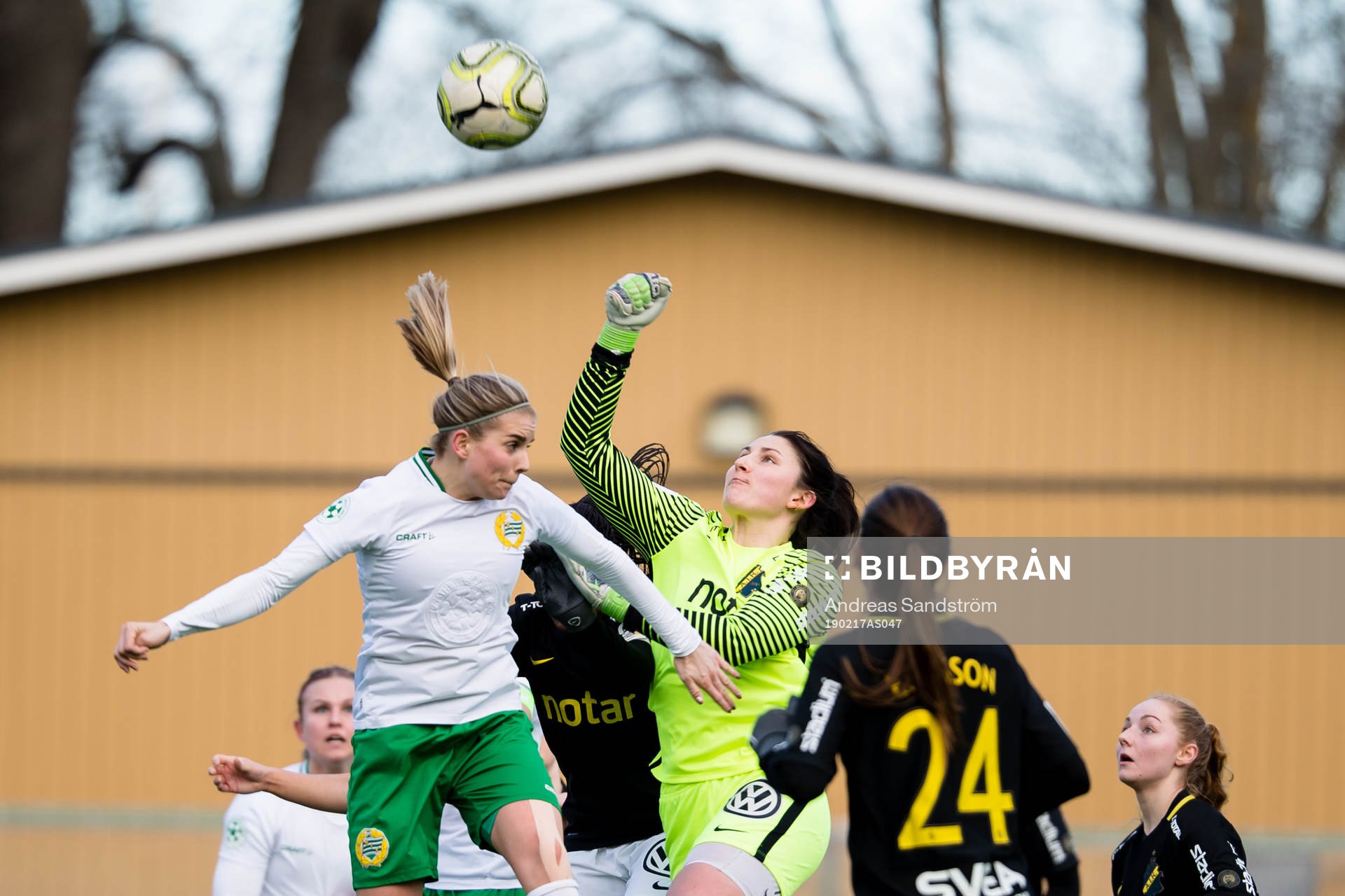 Hammarbys Julia Ekholm oroar framför AIKs målvakt Lovisa