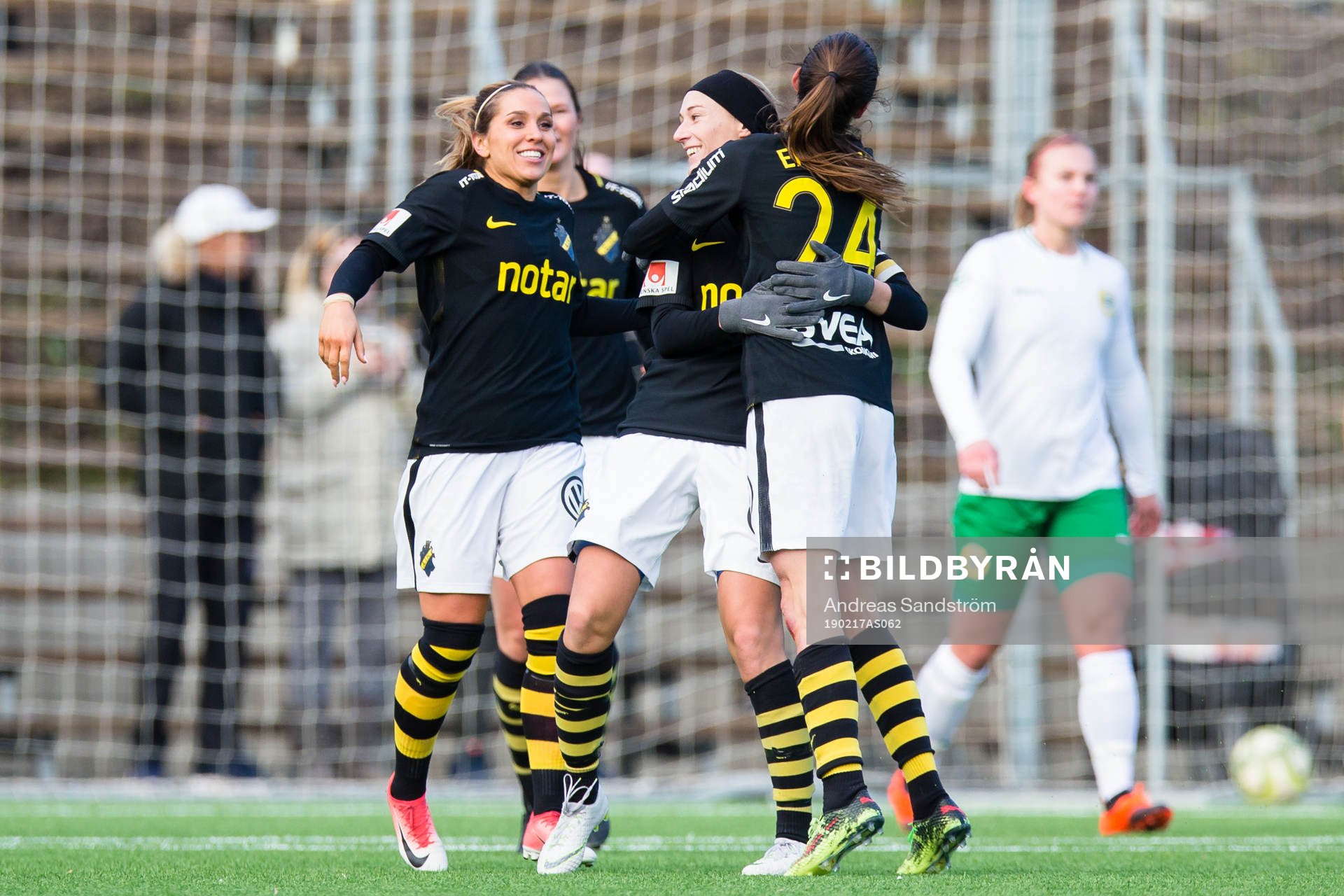 AIKs Matilda Rosqvist gör 0-2 och jublar med lagkamrater under fotbollsmatchen i Svenska Cupen mellan Hammarby och AIK den 17 februari 2019 i Stockholm.