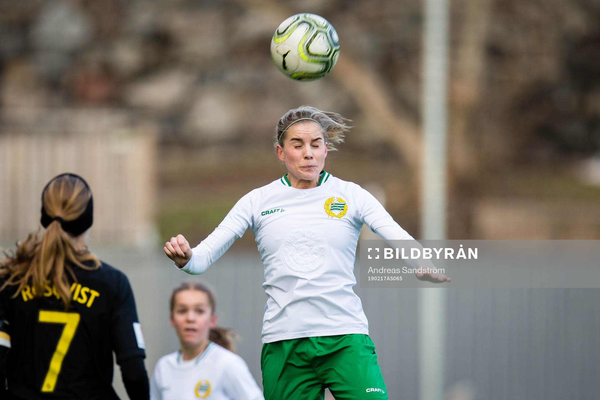 Hammarbys Julia Ekholm nickar bort bollen