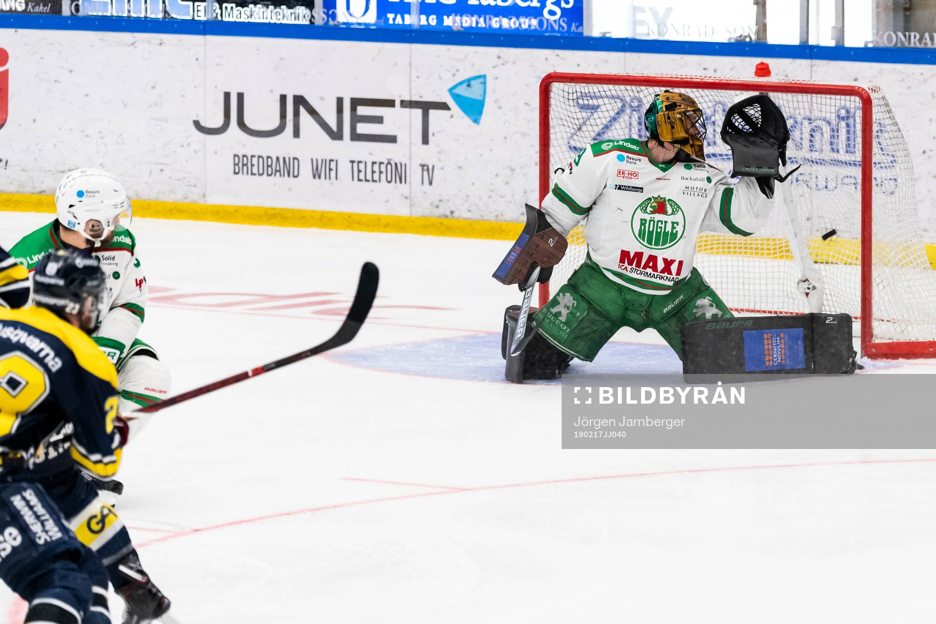 Rögles målvakt Justin Pogge ser pucken gå i mål till