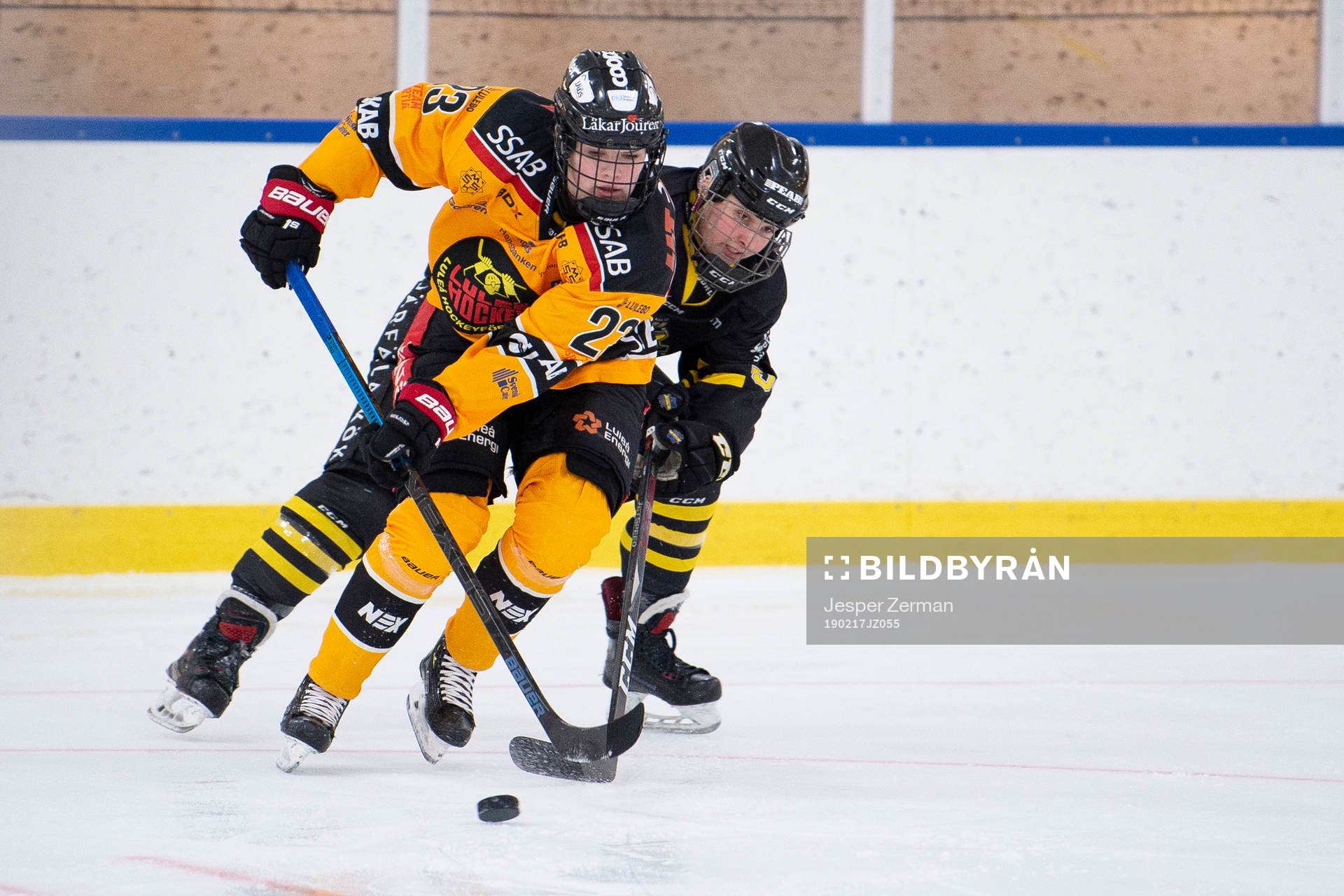Luleås Pernilla Forsgren i en närkamp med en spelare i AIK