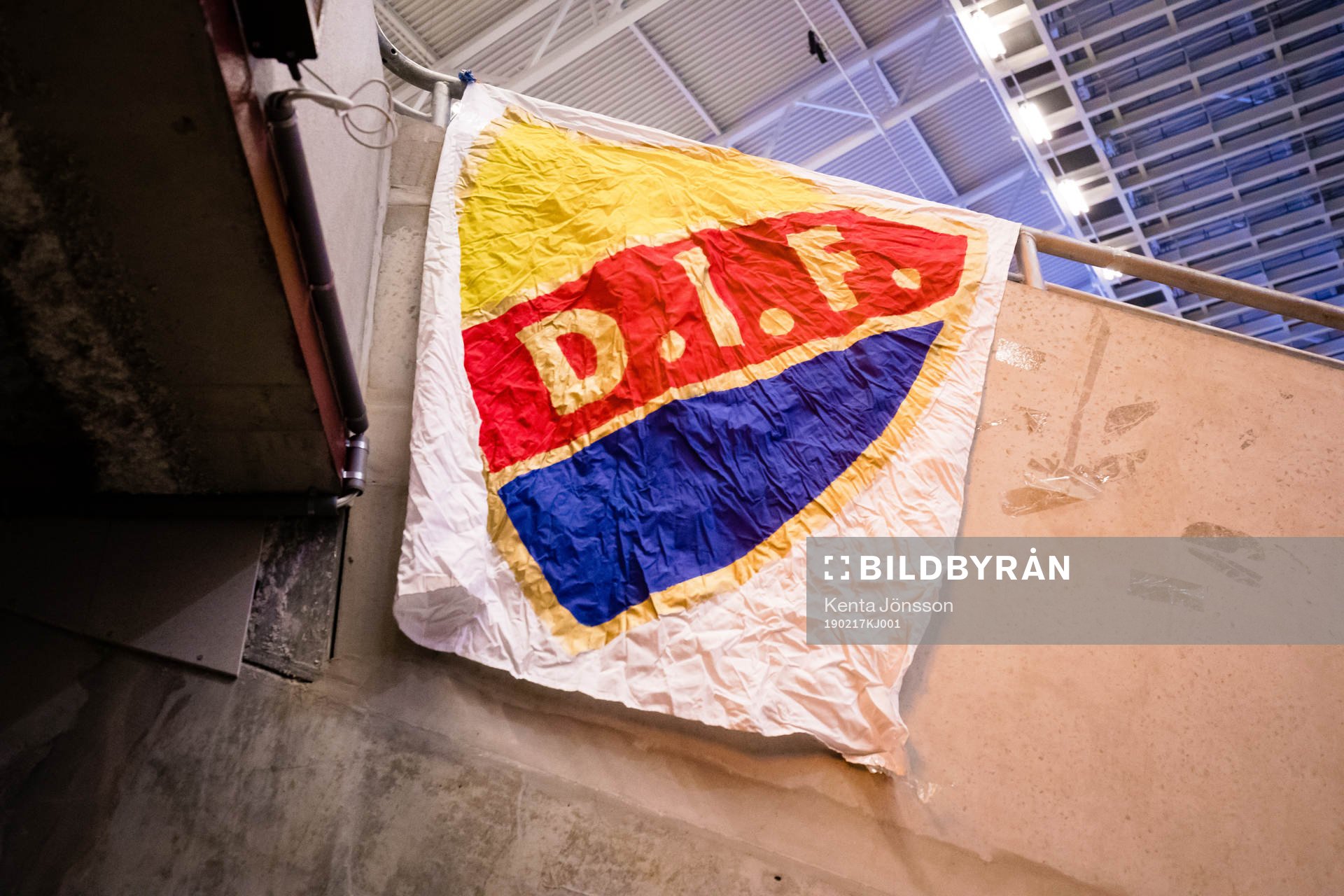 En flagga med Djurgårdens klubbemblem