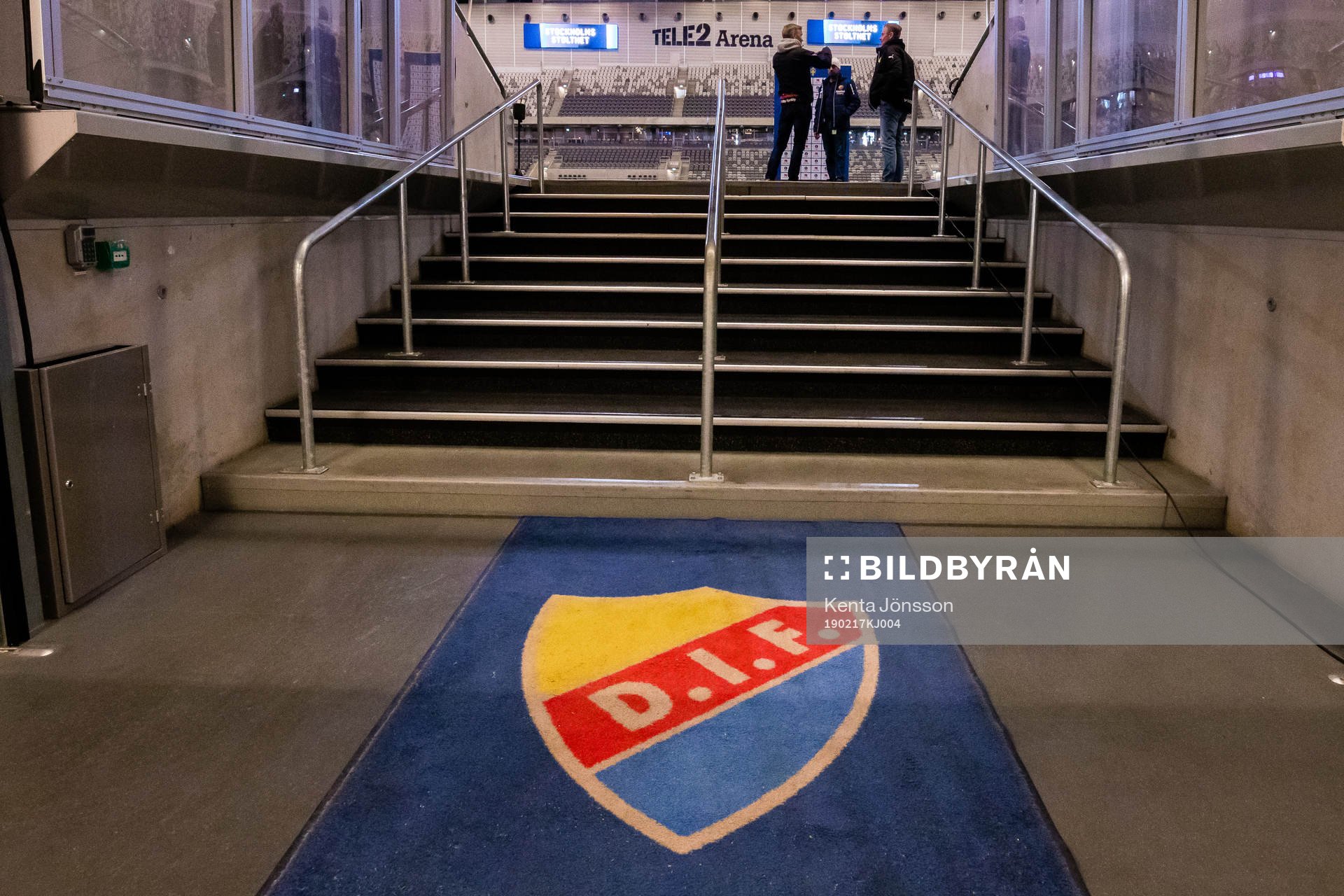 En matta med Djurgårdens klubbemblem i spelargången på