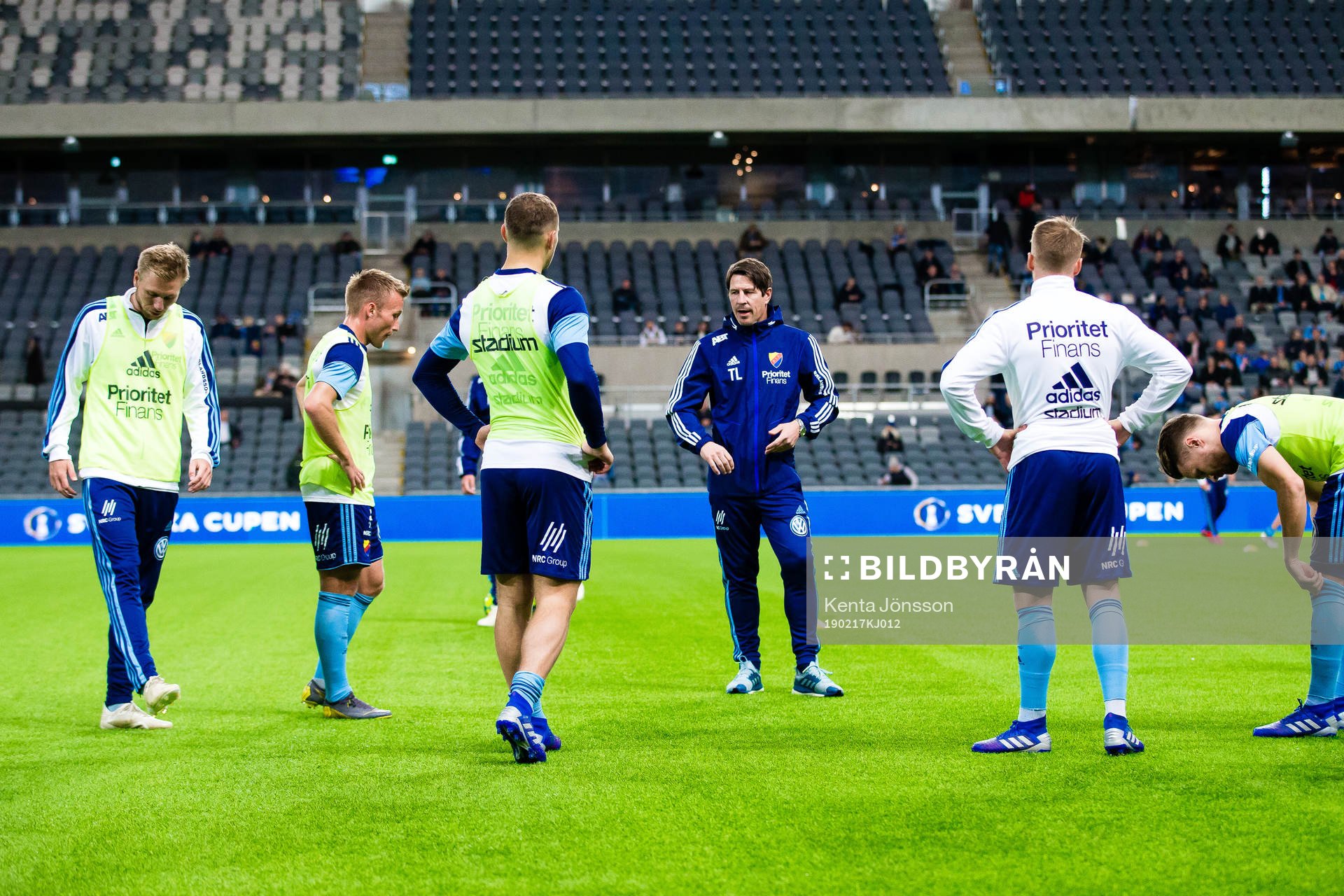 Djurgårdens tränare Thomas Lagerlöf med spelare