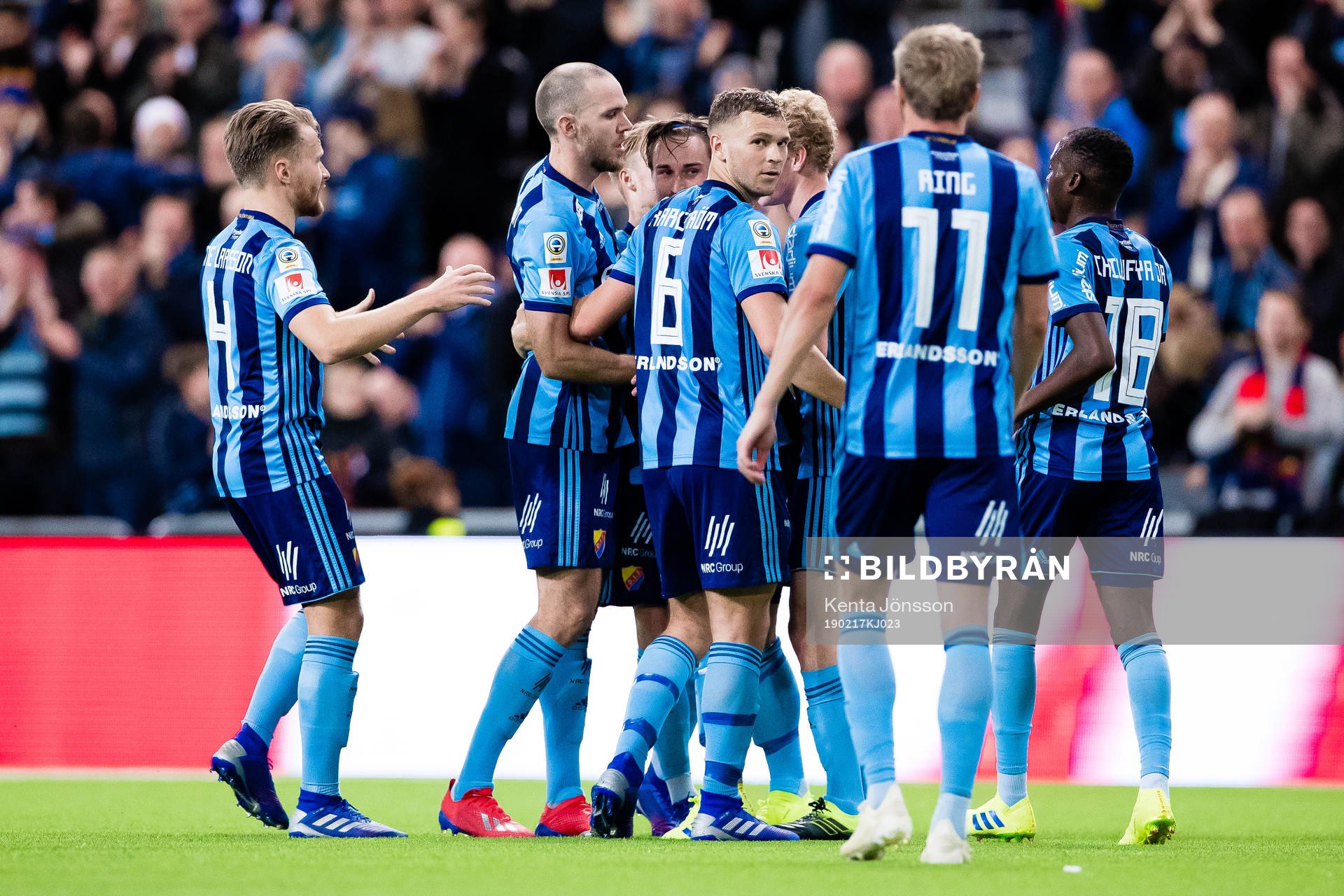 Djurgårdens Kevin Walker jublar med lagkamrater eter 1-0