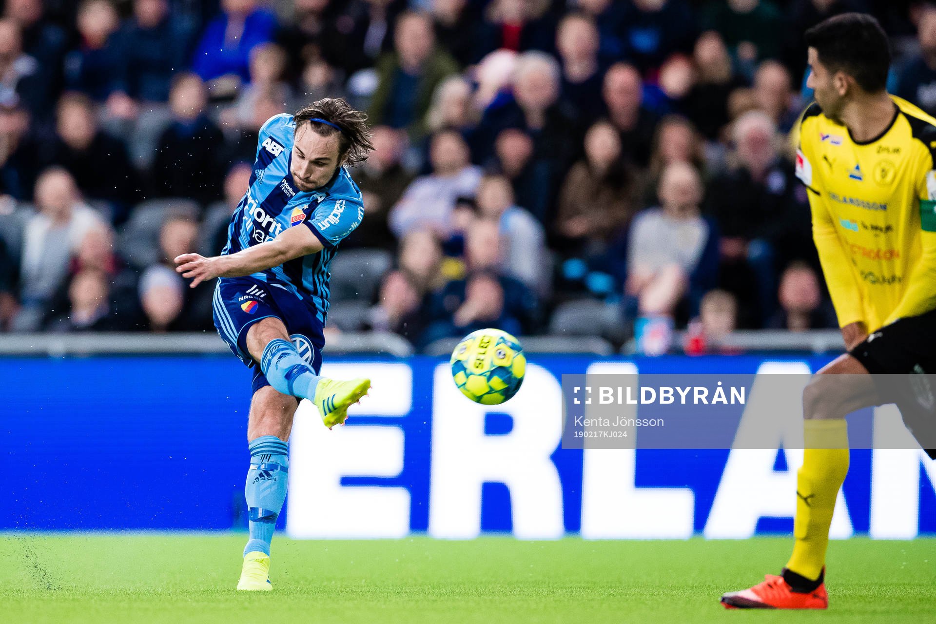 Djurgårdens Kevin Walker gör 1-0 på ett långskott