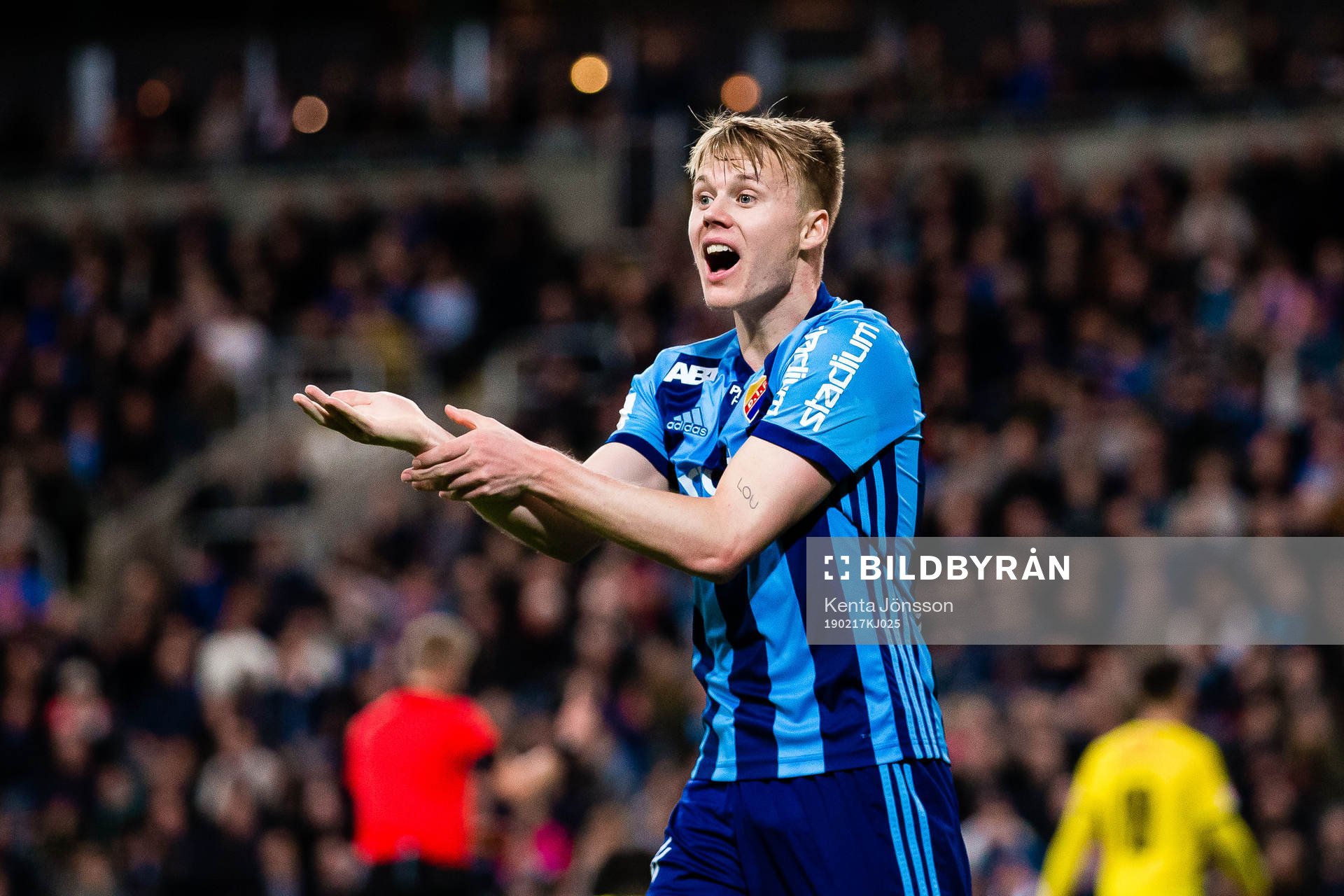 Djurgårdens Elliot Käck reagerar för en hands i