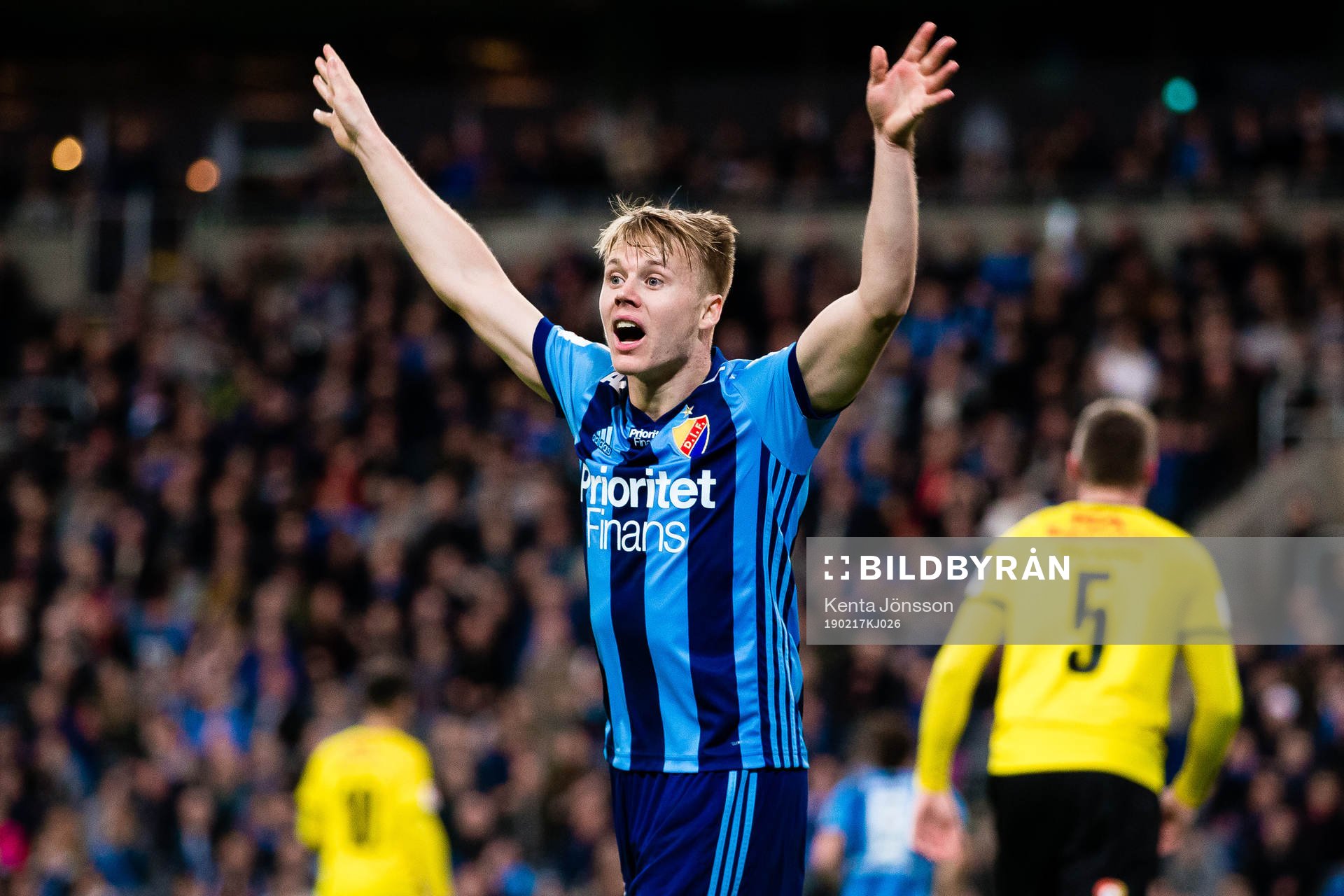 Djurgårdens Elliot Käck reagerar för en hands i