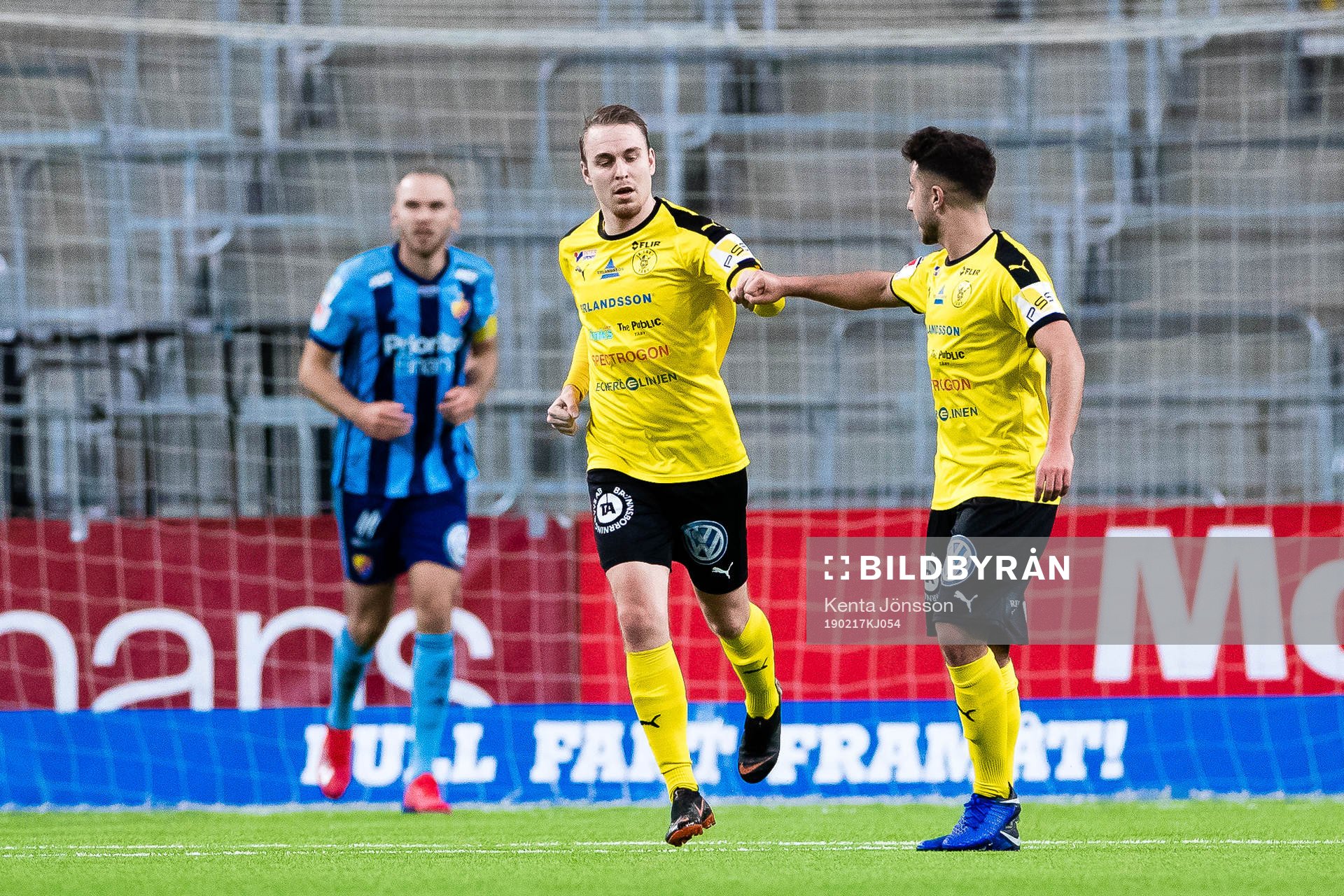 Frejs Melvin Fritzhell jublar med Moustafa Zeidan