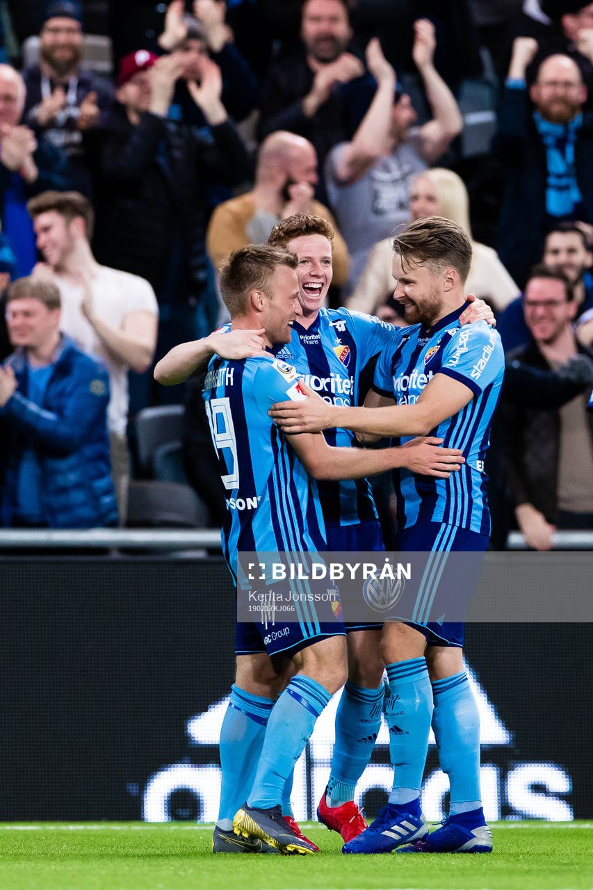 Djurgårdens Aslak Witry (m) jublar med Nicklas Bärkroth