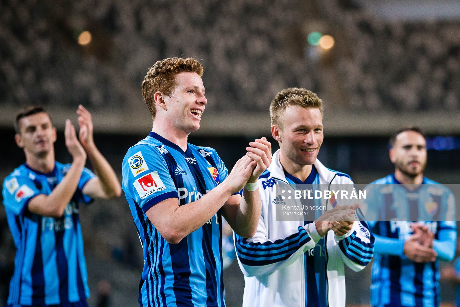 Djurgårdens Aslak Witry och Nicklas Bärkroth applåderar