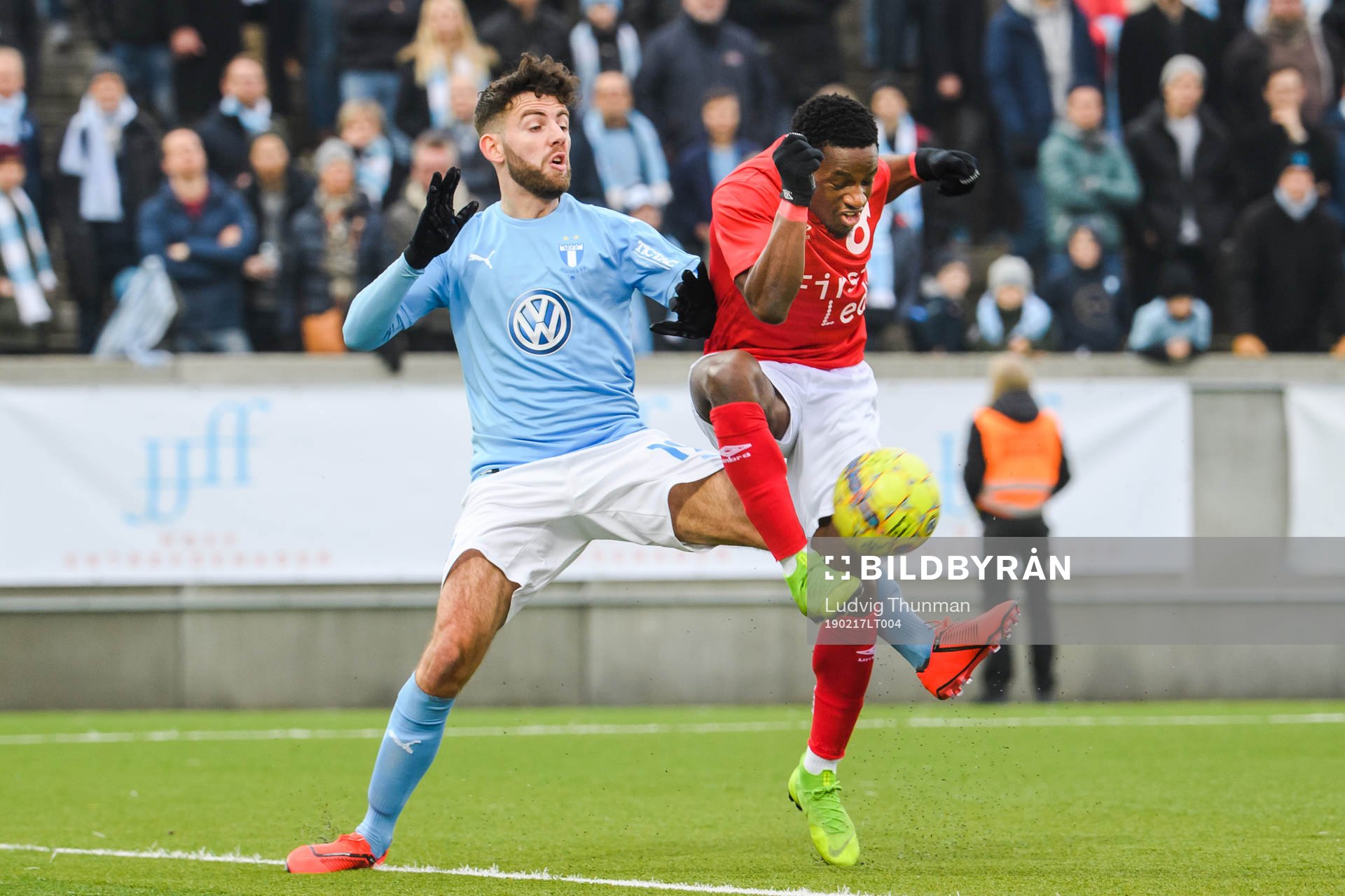 Malmö FFs Rasmus Bengtsson och Degerfors Kevin Wright under fotbollsmatchen i Svenska Cupen mellan Malm FF och Degerfors 17 februari 2019 i Lund.